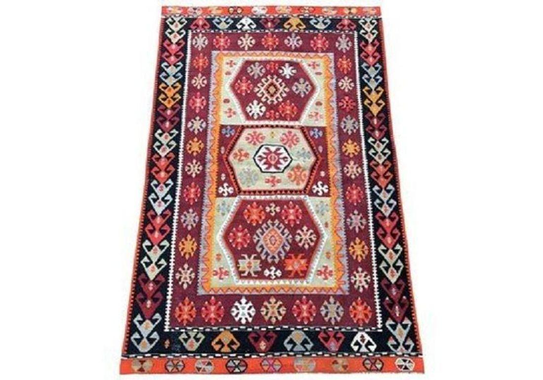 Ein atemberaubender Vintage-Kelim, handgewebt in der Zentraltürkei um 1940 mit einem geometrischen 3-Medaillon-Muster auf einem tiefroten Feld und fabelhaften Sekundärfarben. Sehr feinmaschig.
Größe: 2,44m x 1,54m (8ft x 5ft 1in)
Dieser Kelim ist in