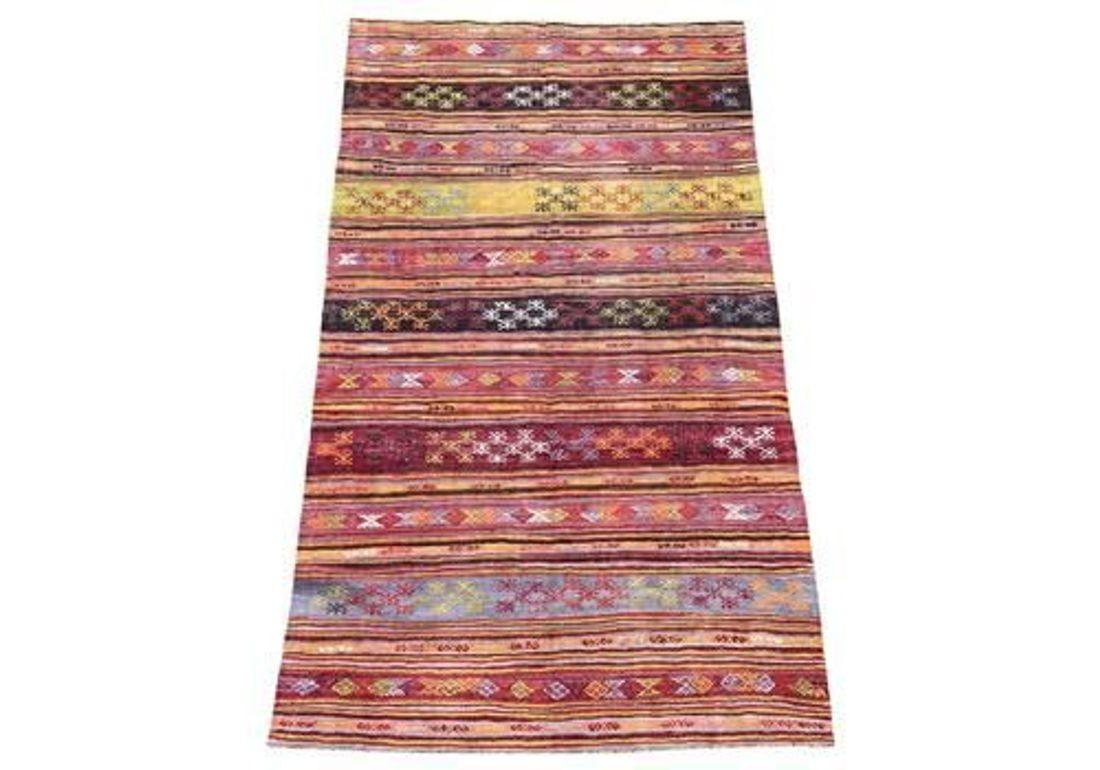 Un delizioso kilim d'epoca, tessuto a mano nella Turchia centrale intorno al 1960 con un disegno a bande nei colori rosso, blu e oro.

Dimensioni: 2,59m x 1,52m (8ft 6in x 5ft)

Questo kilim è in ottime condizioni e presenta un'usura minima. Le