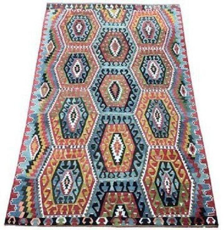 Uno splendido kilim d'epoca, tessuto a mano nella Turchia centrale intorno al 1940, con un disegno geometrico allover su un campo di terracotta e favolosi colori secondari. Tessuto molto finemente.
Dimensioni: 3,06m x 2,03m (10ft x 6ft 8in)
Questo