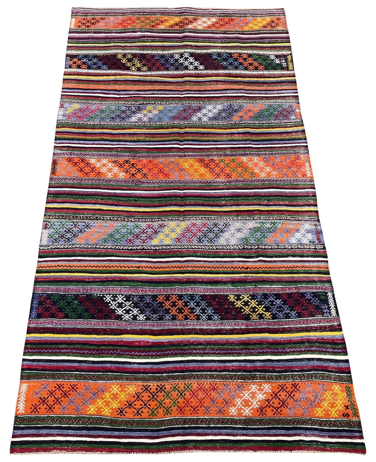 Un delizioso kilim vintage, tessuto a mano nella Turchia centrale con un disegno a bande nei colori blu, rosso e oro.

Dimensioni: 3,10m x 1,68m (10ft 2in x 5ft 6in)

Questo kilim è in ottime condizioni e presenta un'usura minima. Le frange e le