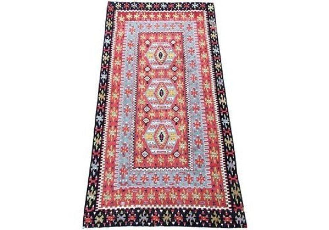 Ein atemberaubender Vintage-Kelim, handgewebt in der Zentraltürkei um 1940 mit einem geometrischen 3-Medaillon-Muster auf einem Terrakotta-Feld und fabelhaften Sekundärfarben. Sehr feinmaschig.
Größe: 3,11m x 1,54m (10ft 2in x 5ft 1in)
Dieser Kelim