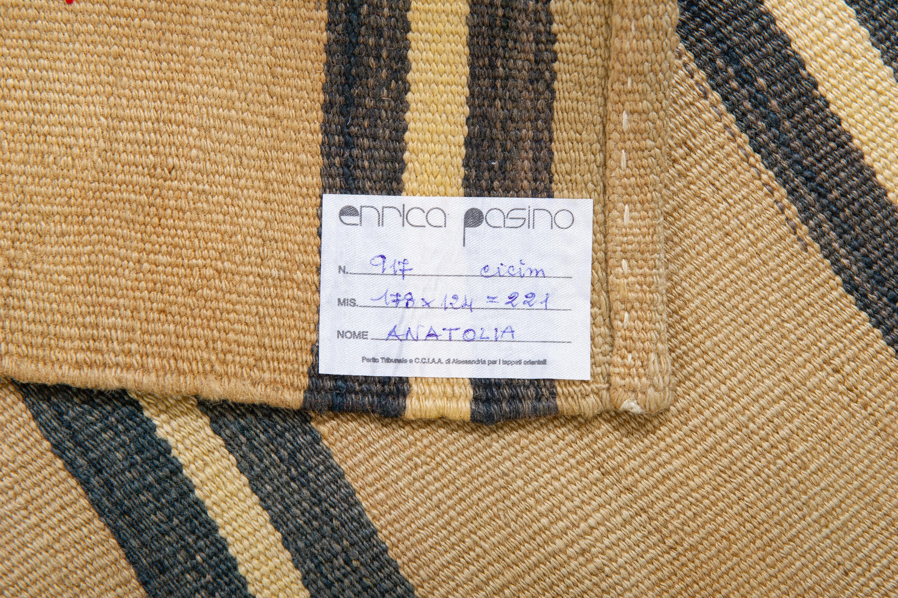 Dieses Artefakt ist einfach und einzigartig, wie jede nomadische Arbeit. Sehr fein die blaue Farbe mit Indigo Krawatte erhalten. Ich würde es auf ein Sofa stellen... oder auf den Boden.