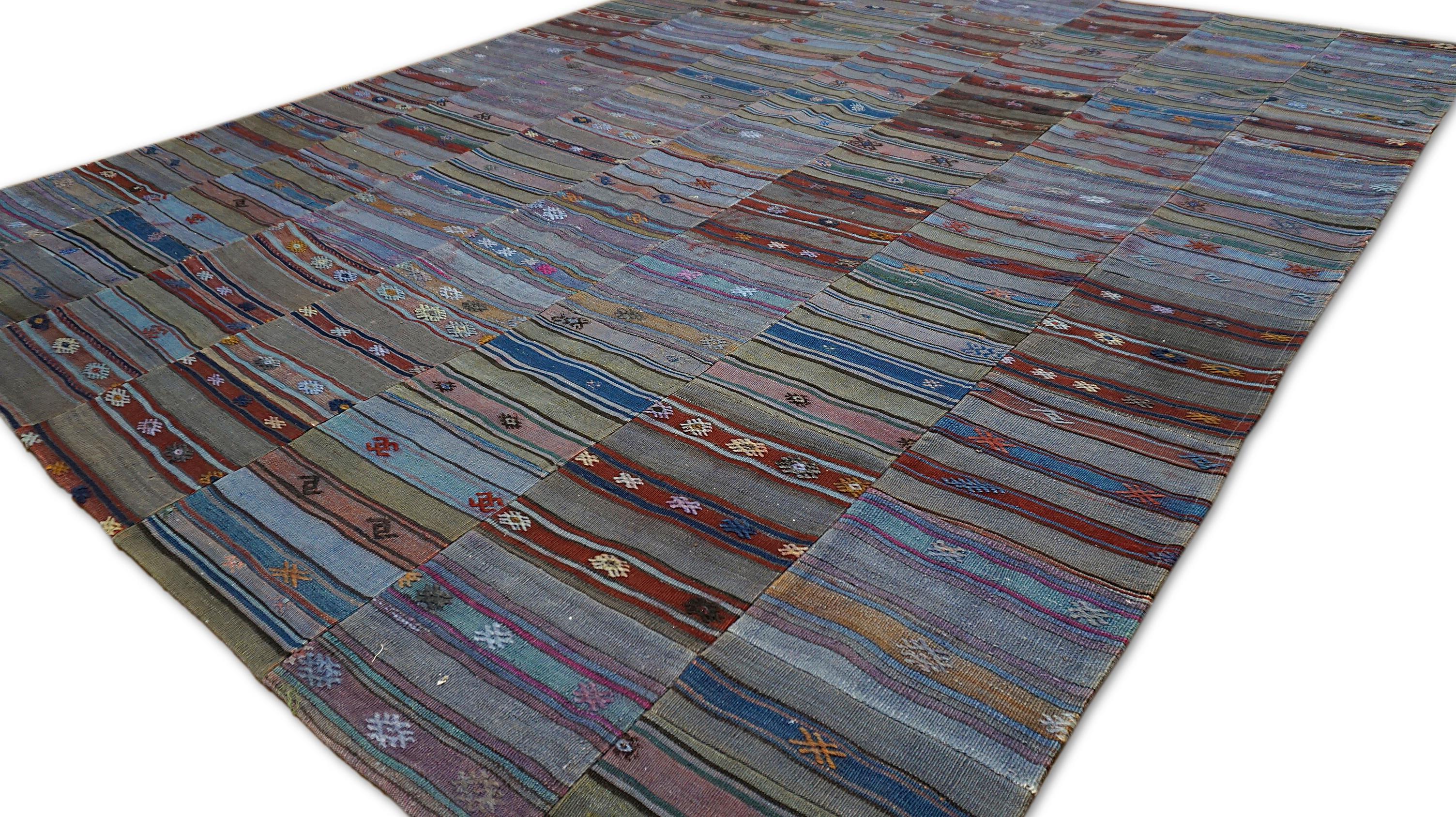 Arte popolare Rug & Kilim d'epoca a strisce tribali attenuate - 9′ × 11′5″ in vendita