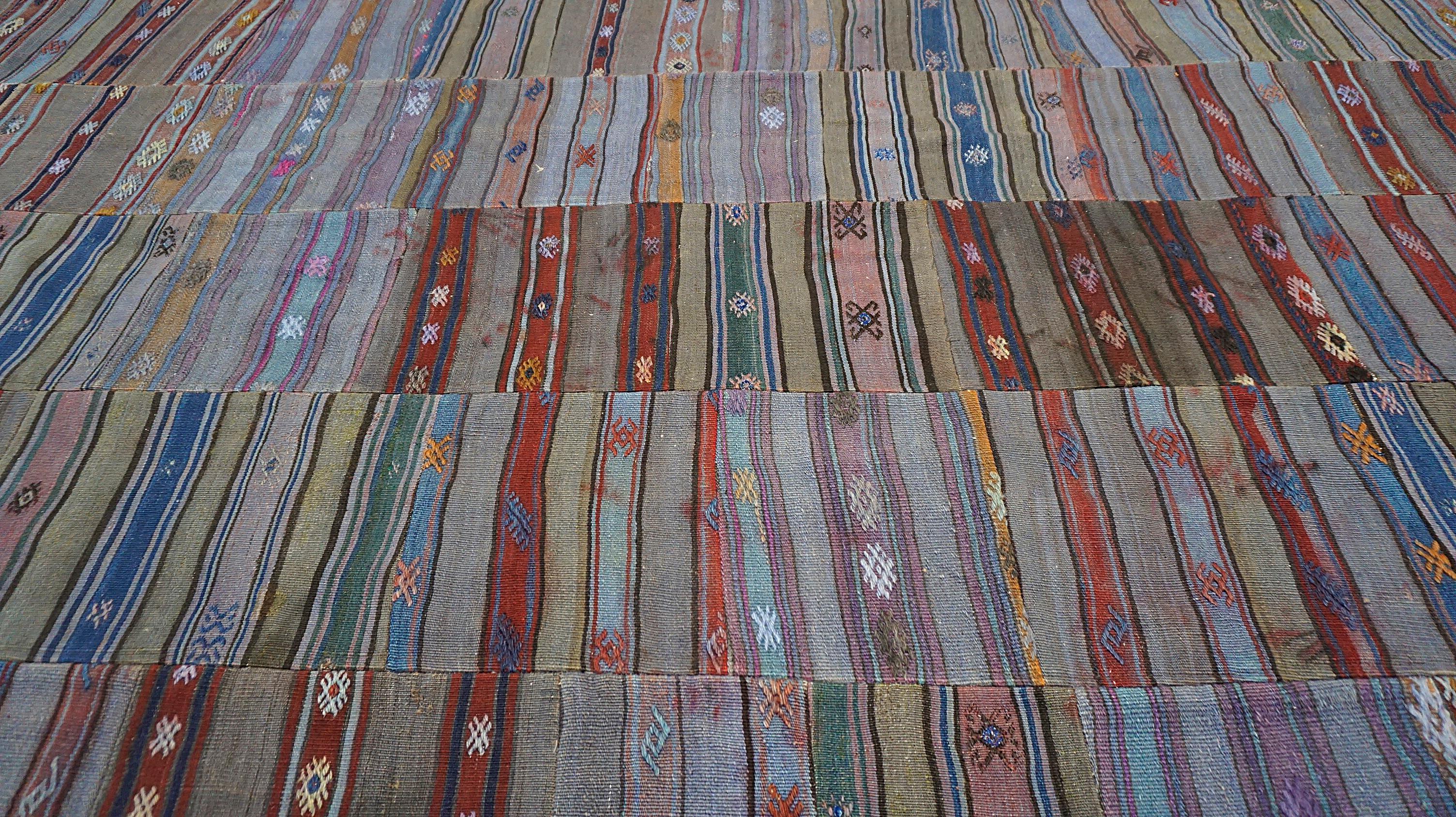 Tessuto a mano Rug & Kilim d'epoca a strisce tribali attenuate - 9′ × 11′5″ in vendita