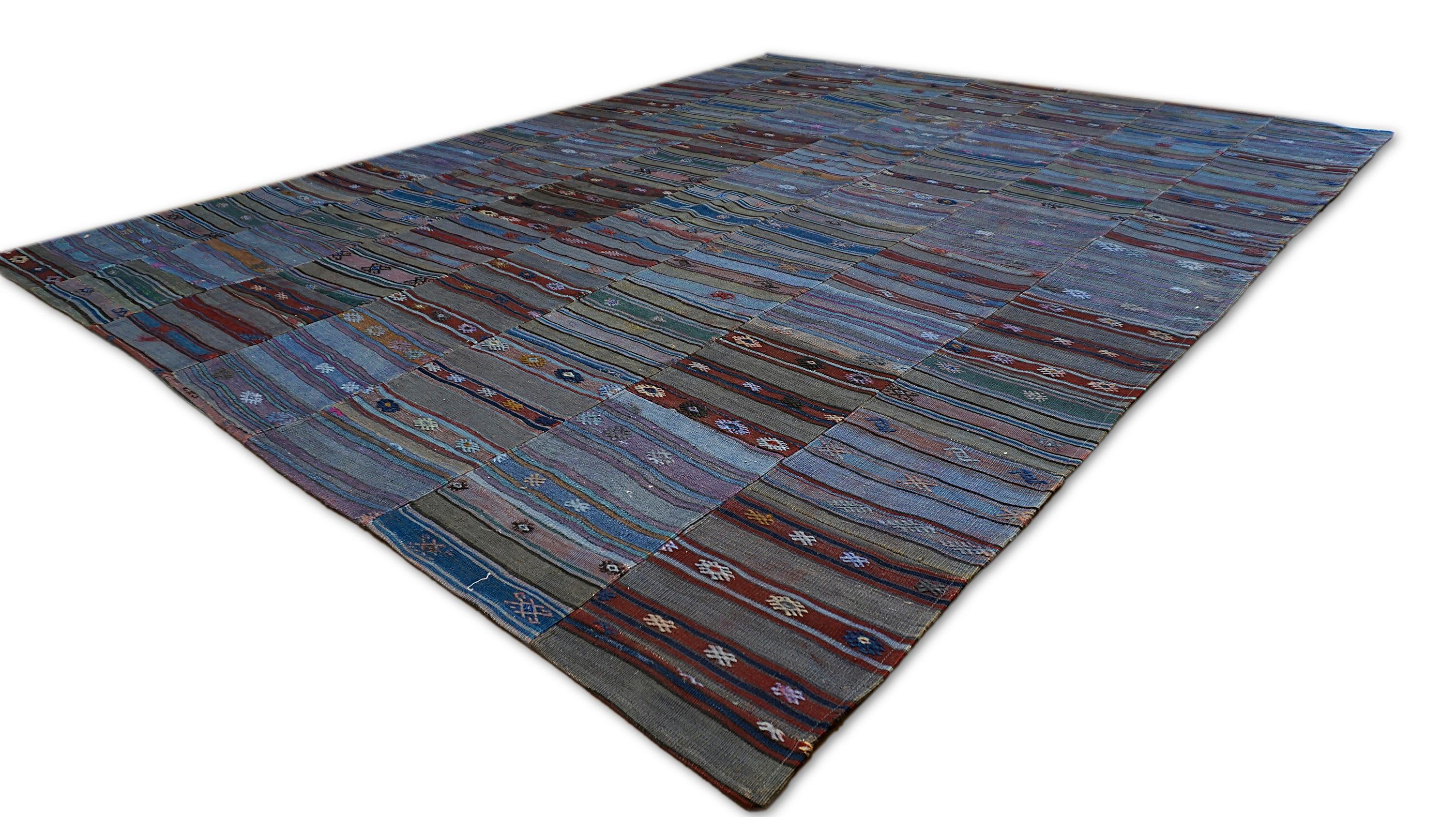 XX secolo Rug & Kilim d'epoca a strisce tribali attenuate - 9′ × 11′5″ in vendita