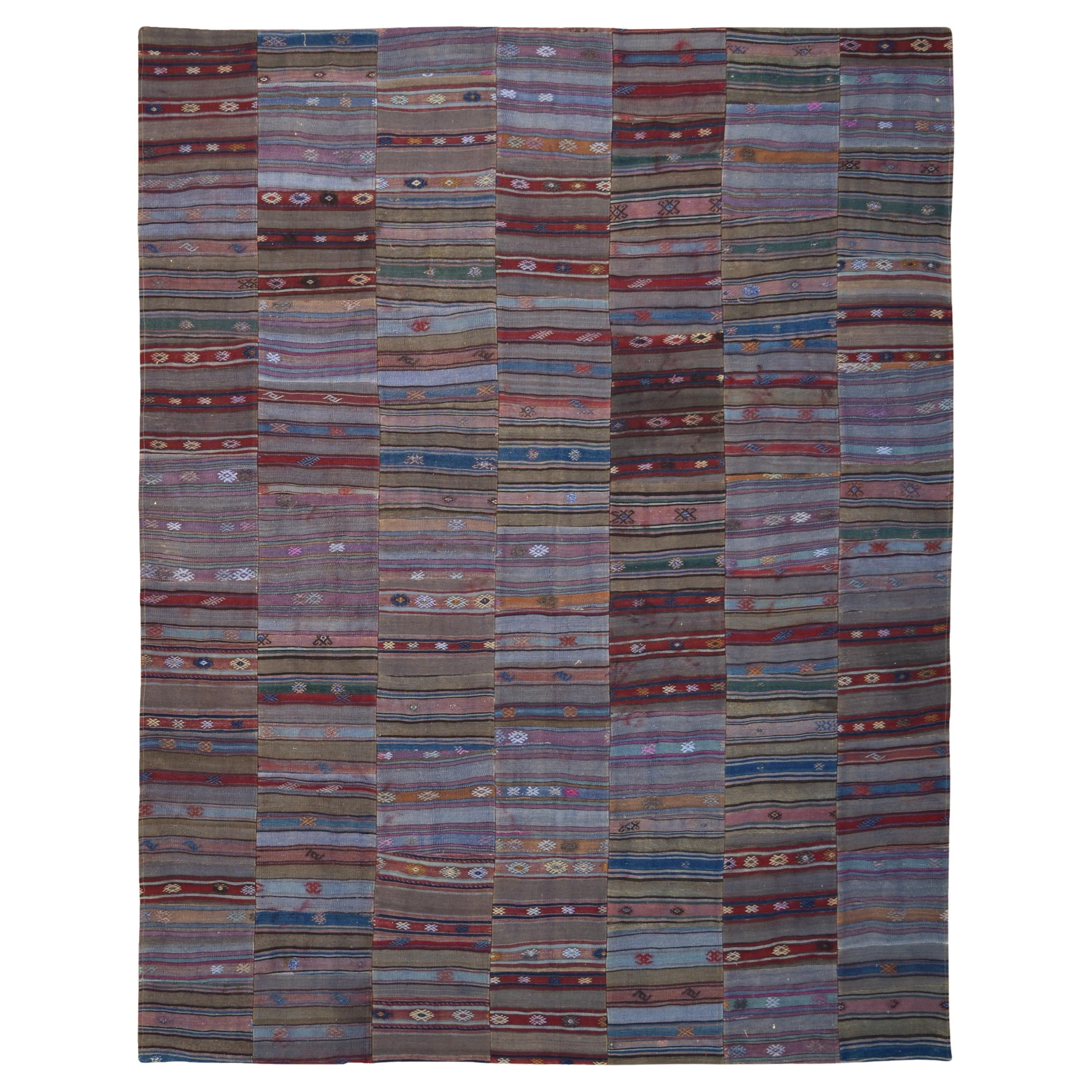 Rug & Kilim d'epoca a strisce tribali attenuate - 9′ × 11′5″ in vendita