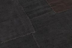 Alfombra turca vintage de patchwork con motivos negros y marrones - Rug & Kilim
