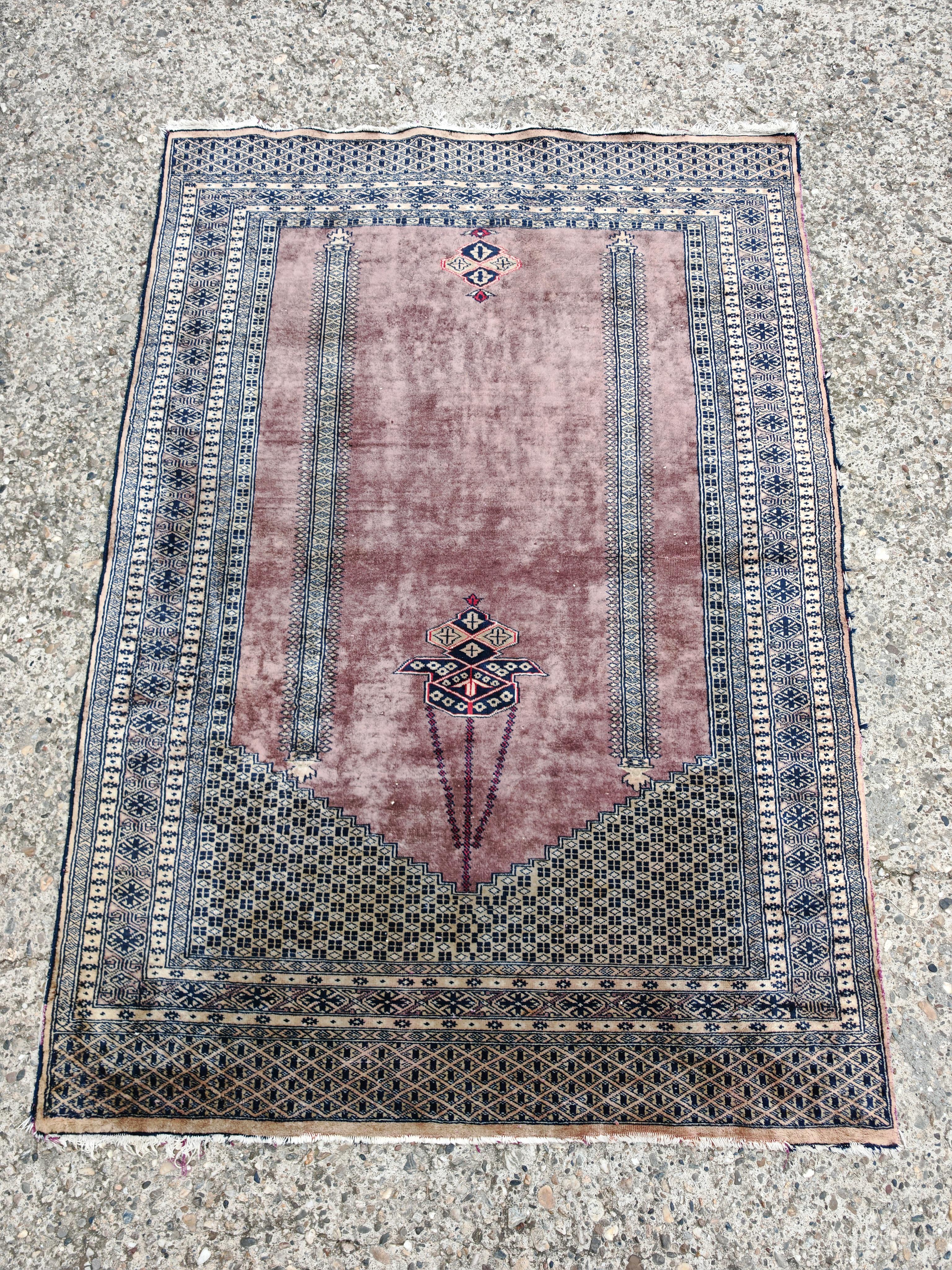 Vous trouverez dans cette annonce un magnifique tapis de prière vintage tissé à la main, réalisé par des tribus anatoliennes en Turquie. Le tapis présente des motifs religieux et est réalisé en laine violette et grise, ce qui est considéré comme une