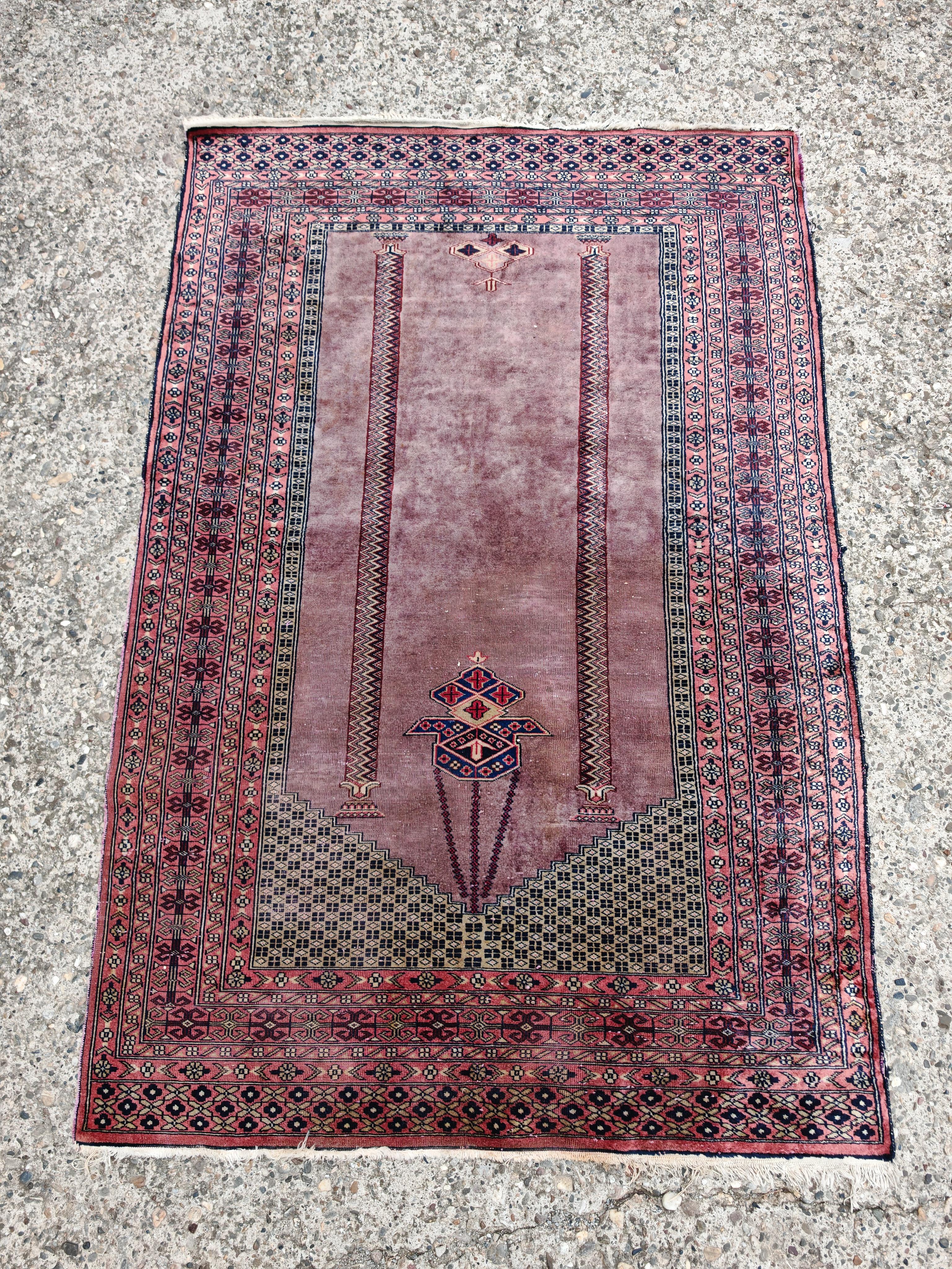 Vintage Anatolien Gebetsteppich in lila handgeknüpft Wolle (Stammeskunst) im Angebot