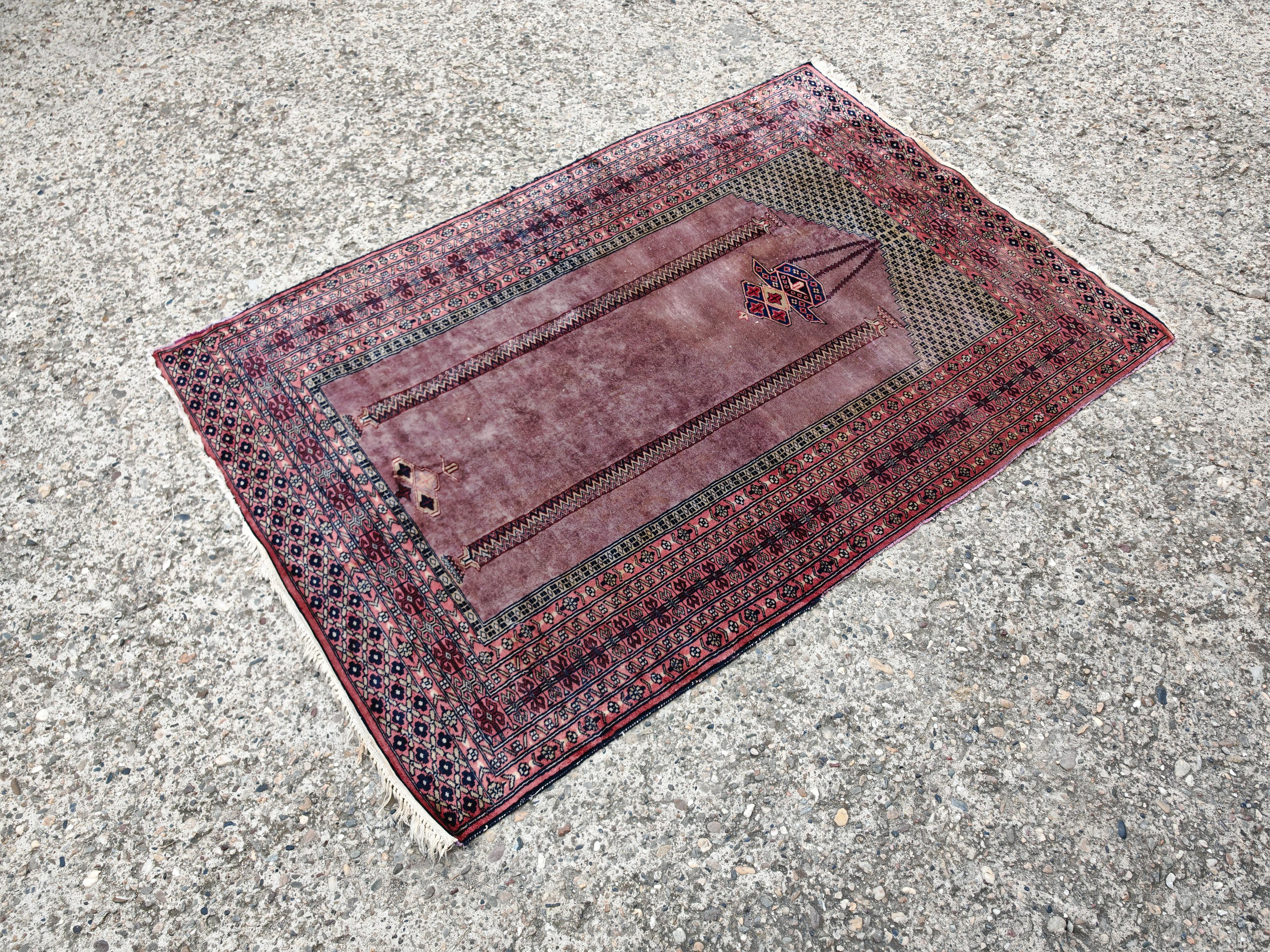 Vintage Anatolien Gebetsteppich in lila handgeknüpft Wolle (Türkisch) im Angebot