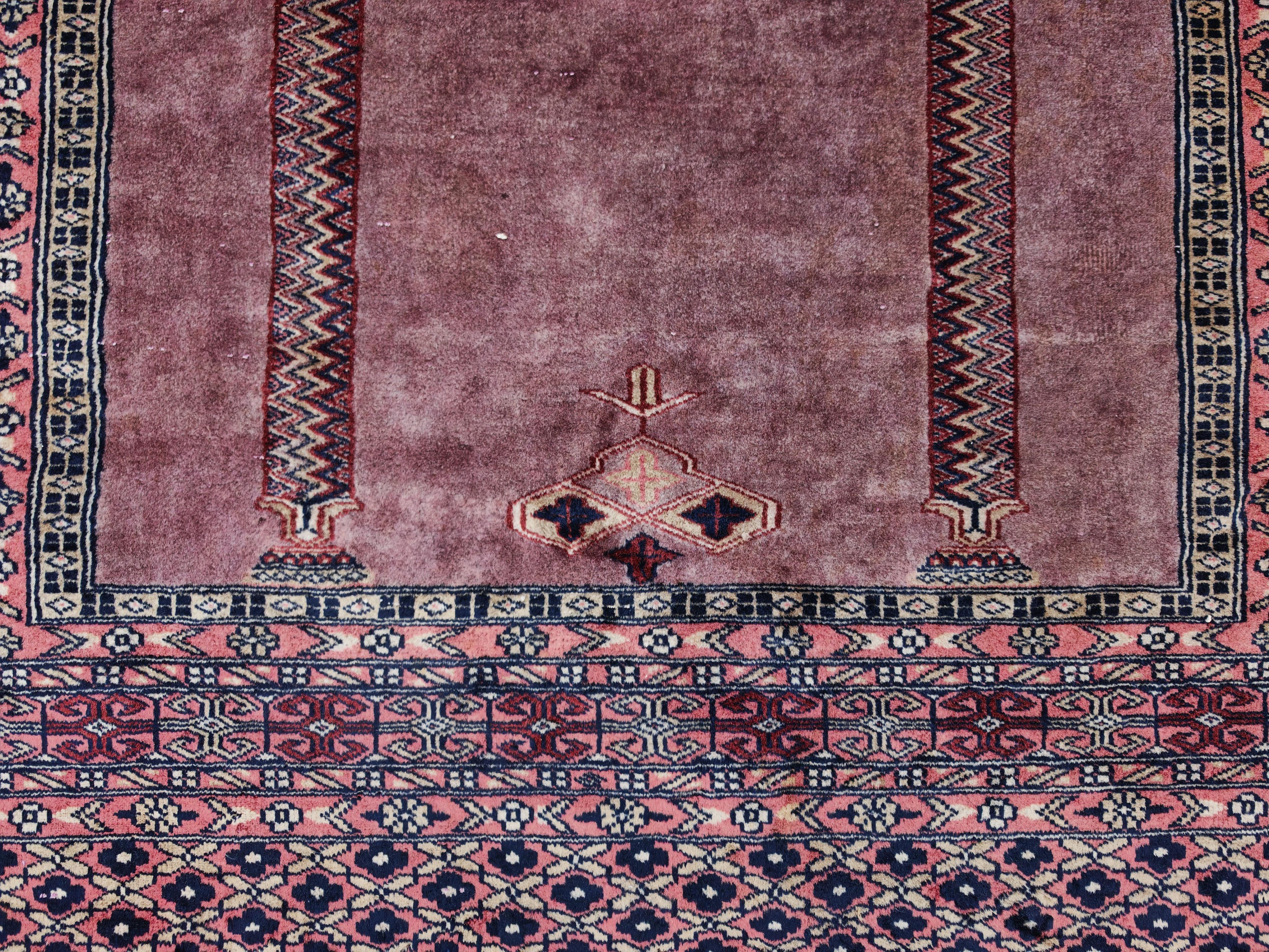 Vintage Anatolien Gebetsteppich in lila handgeknüpft Wolle im Zustand „Gut“ im Angebot in Beograd, RS