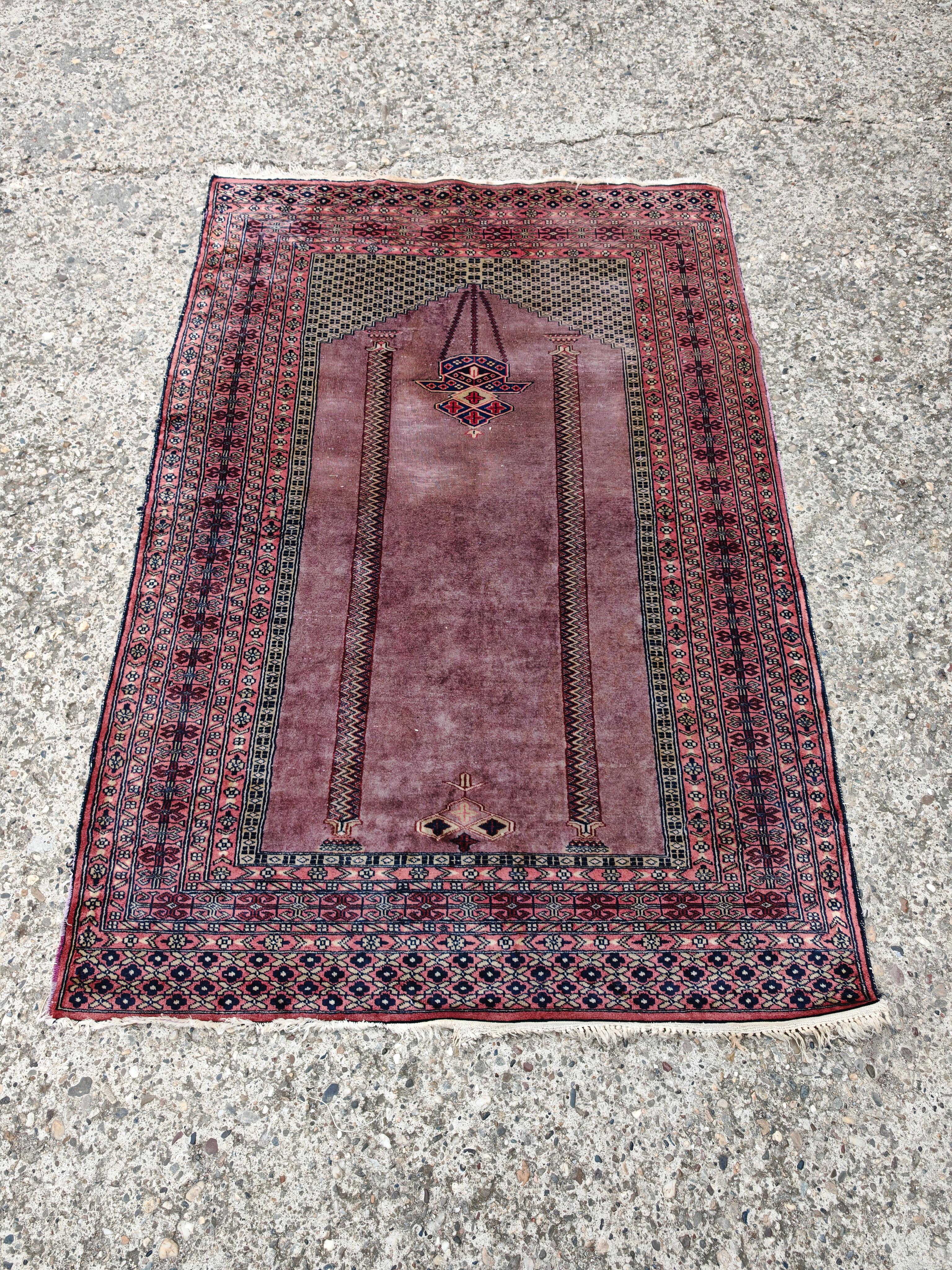 Vintage Anatolien Gebetsteppich in lila handgeknüpft Wolle (Mitte des 20. Jahrhunderts) im Angebot