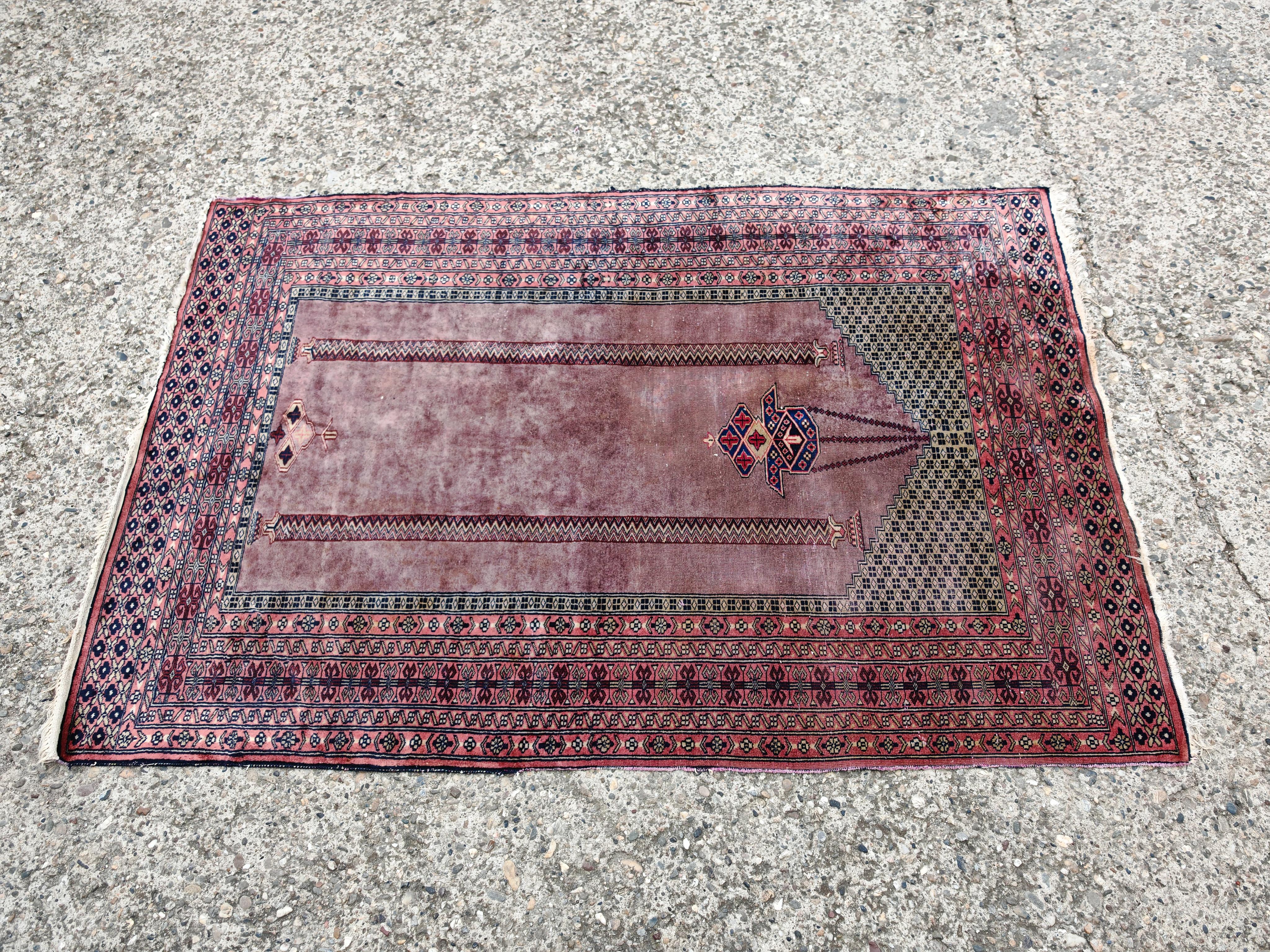 Vintage Anatolien Gebetsteppich in lila handgeknüpft Wolle im Angebot 1