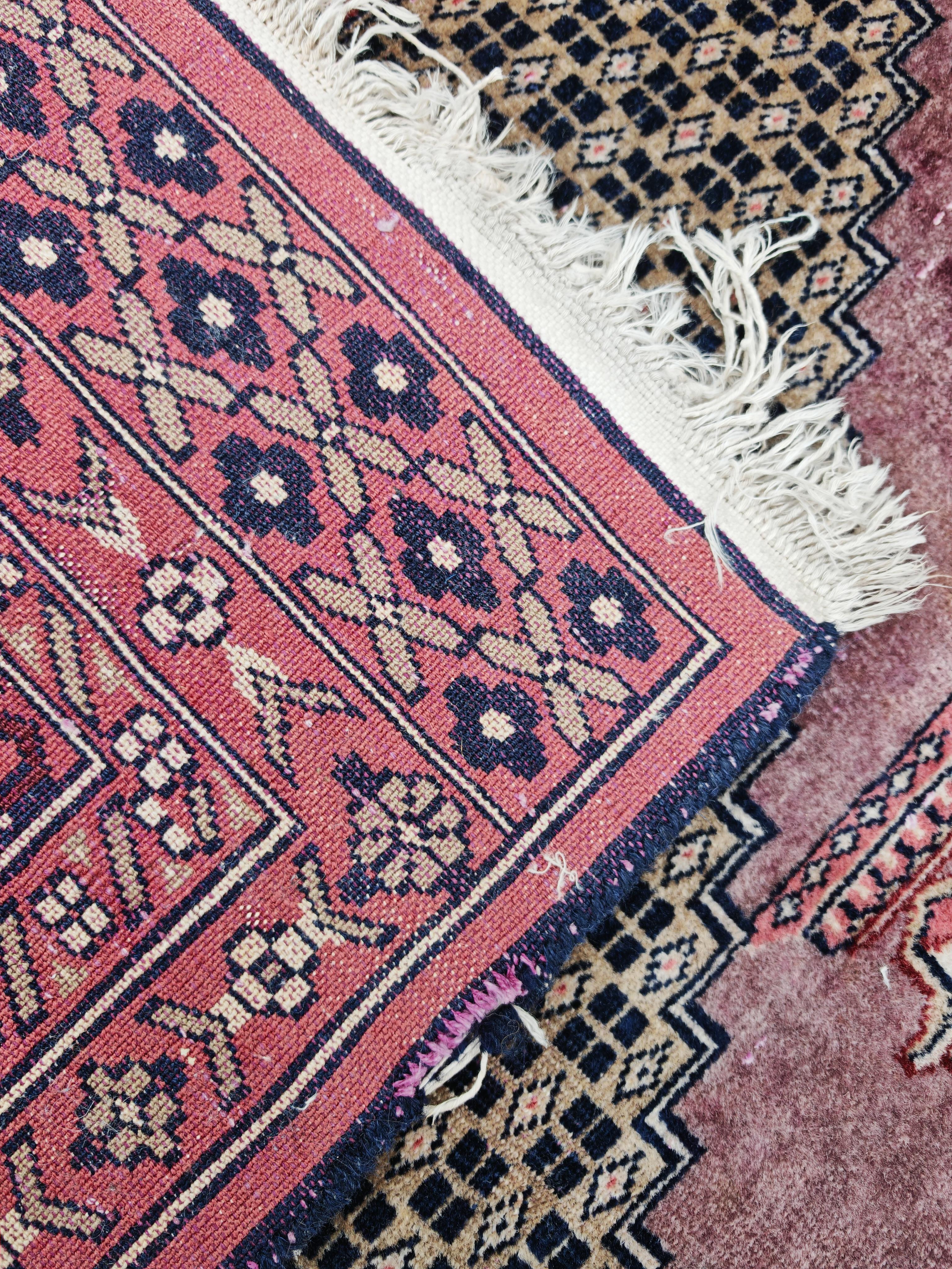 Vintage Anatolien Gebetsteppich in lila handgeknüpft Wolle im Angebot 3