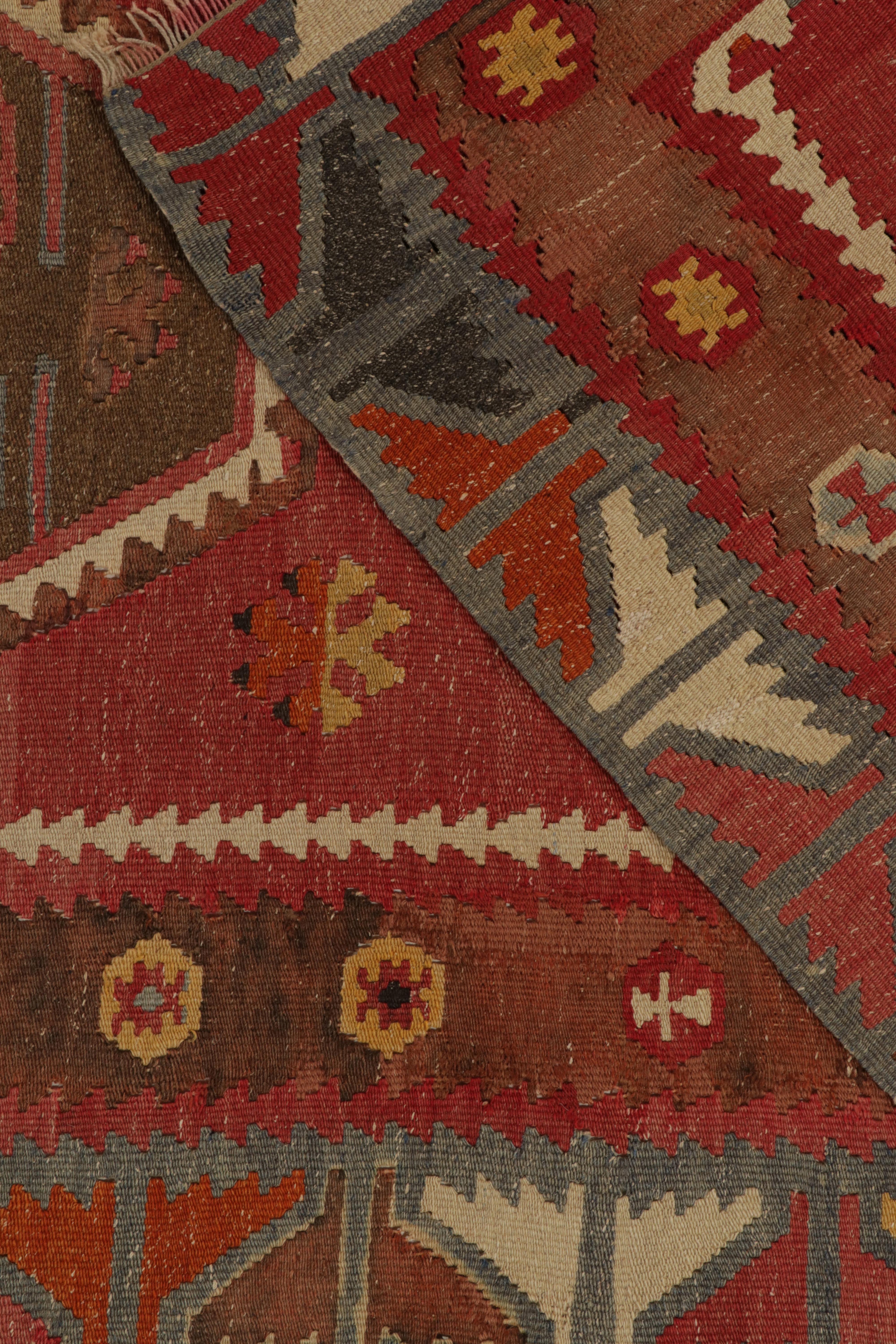 Lana Tappeto Kilim turco vintage con motivo geometrico tribale rosso e marrone di Rug & Kilim in vendita
