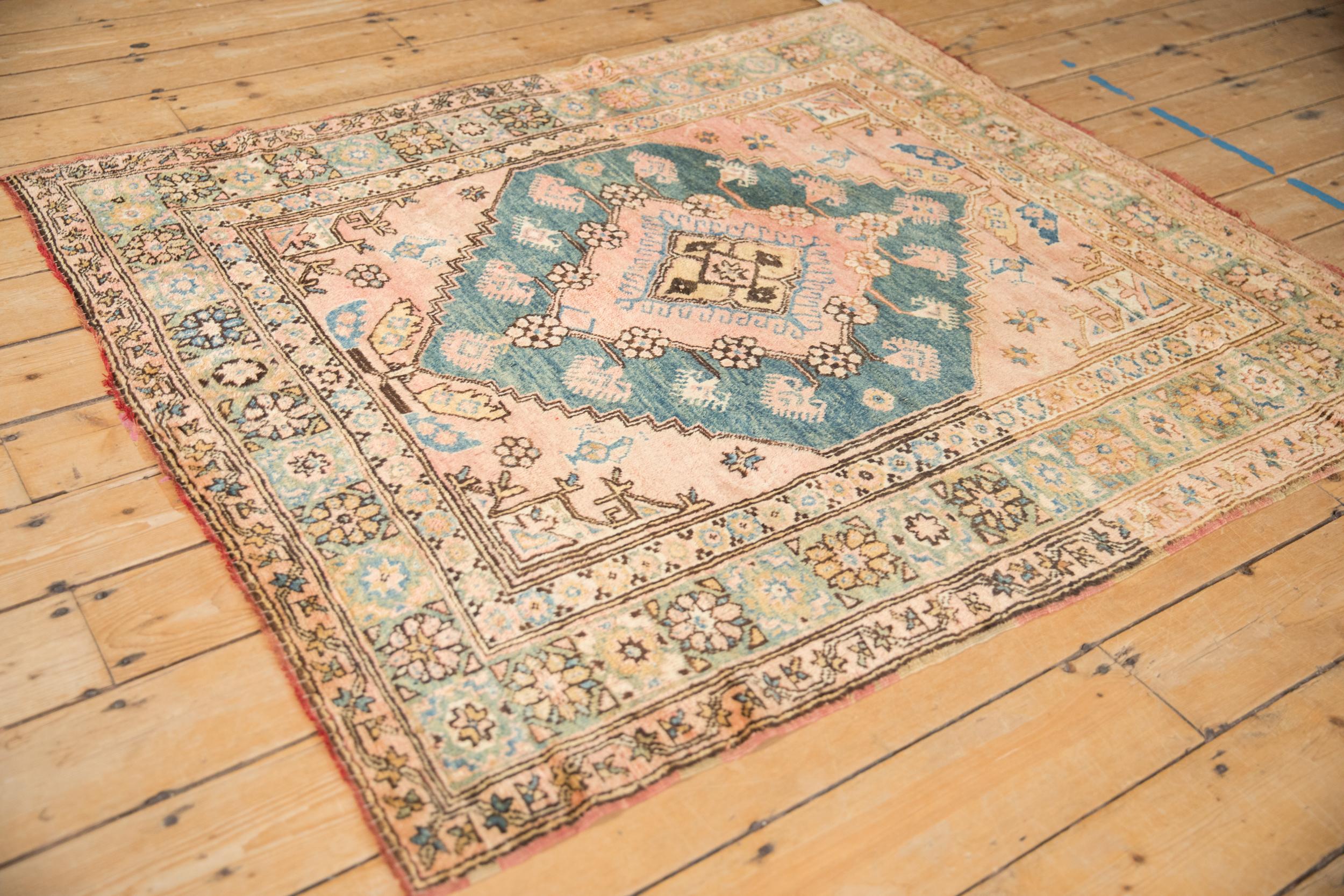 Tappeto quadrato vintage dell'Anatolia In condizioni discrete in vendita a Katonah, NY
