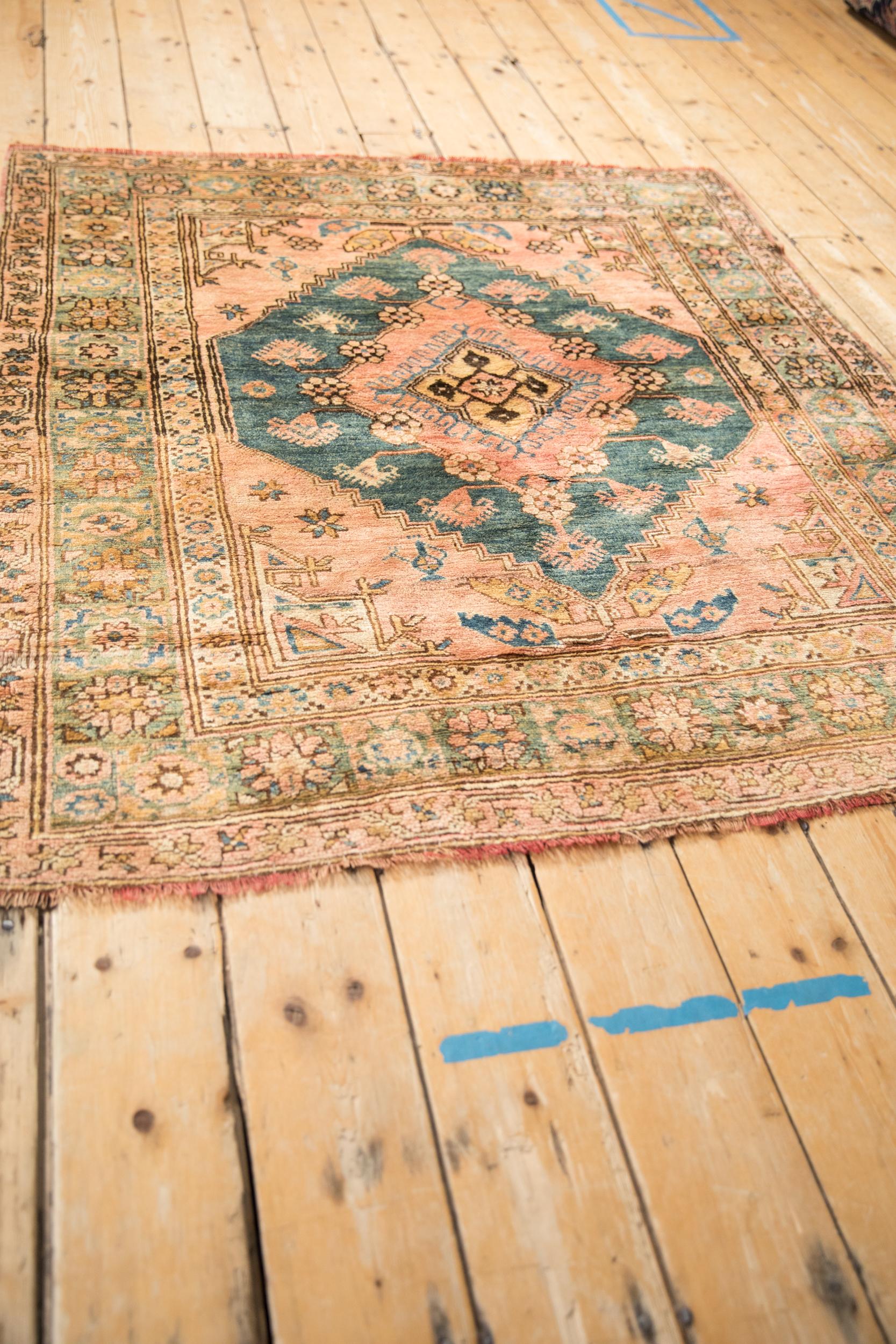 Metà XX secolo Tappeto quadrato vintage dell'Anatolia in vendita
