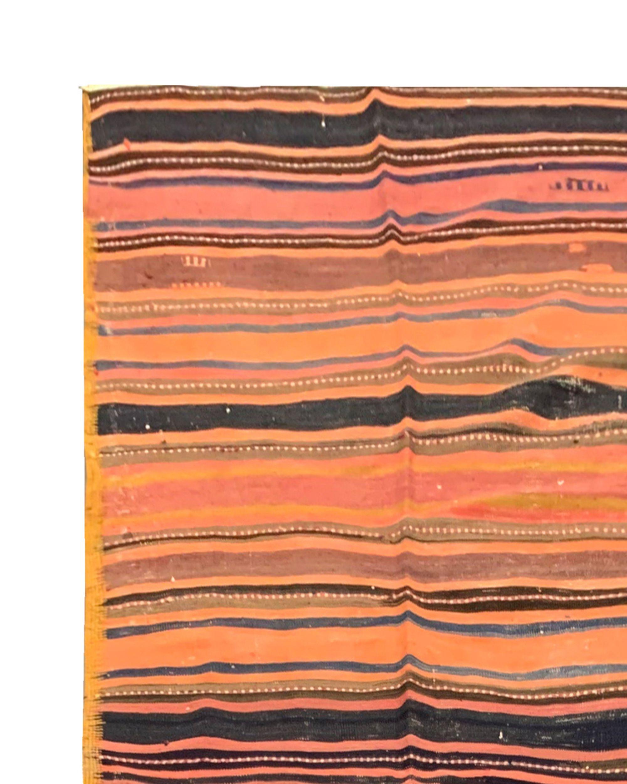 Gestreifter türkischer Kelim-Teppich mit Muster (Wolle) im Angebot