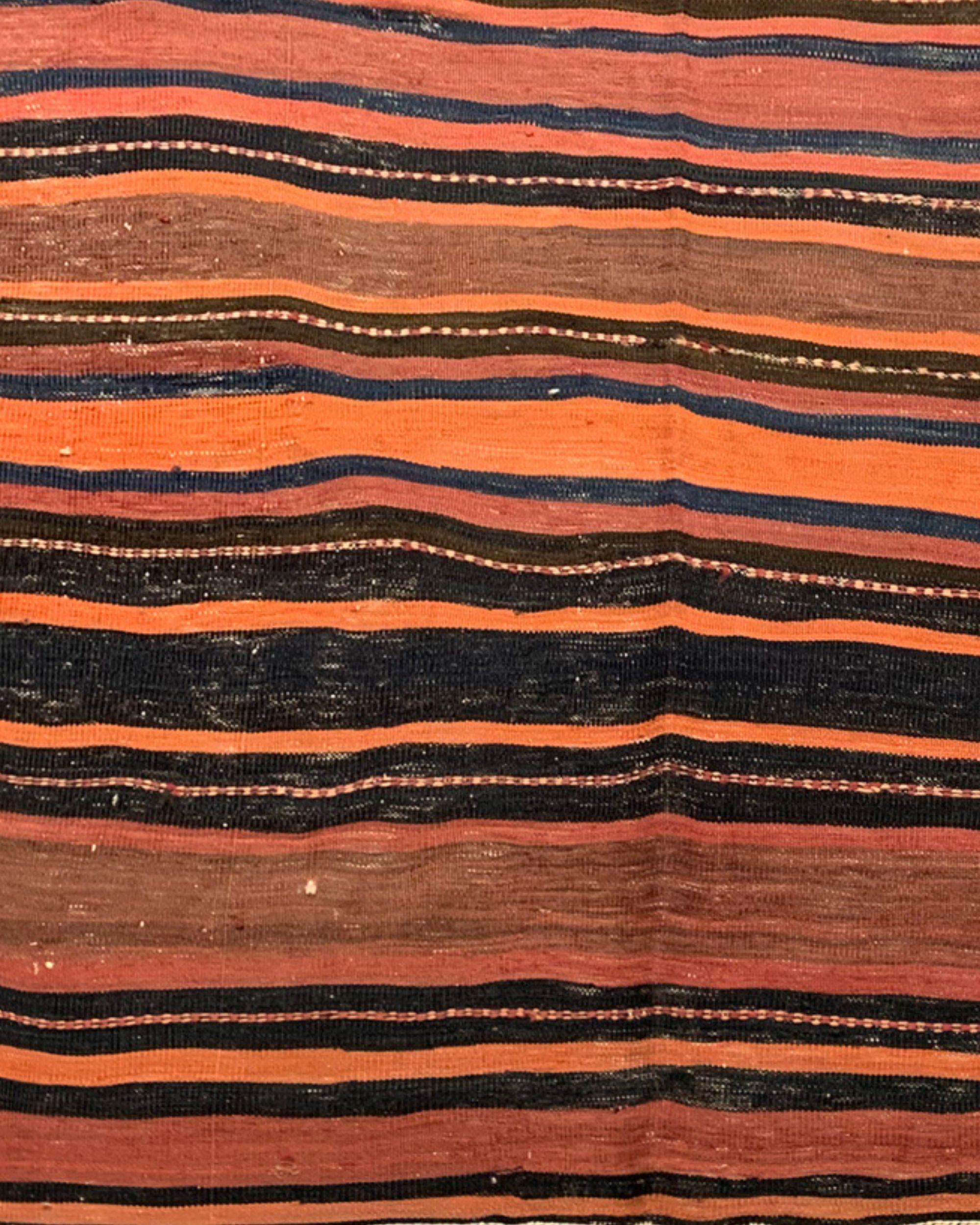 Gestreifter türkischer Kelim-Teppich mit Muster im Angebot 1