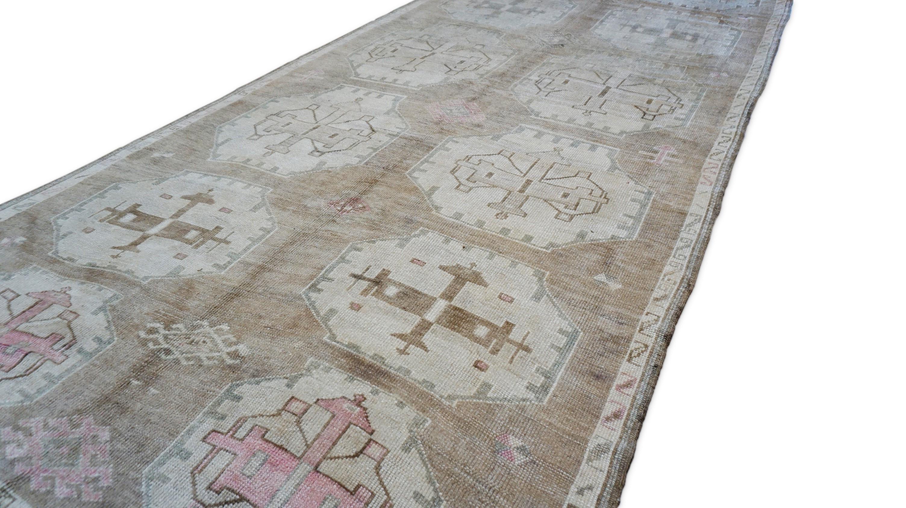 Anatolischer brauner Neutral-Wollteppich 6'x13'5'' (Volkskunst) im Angebot