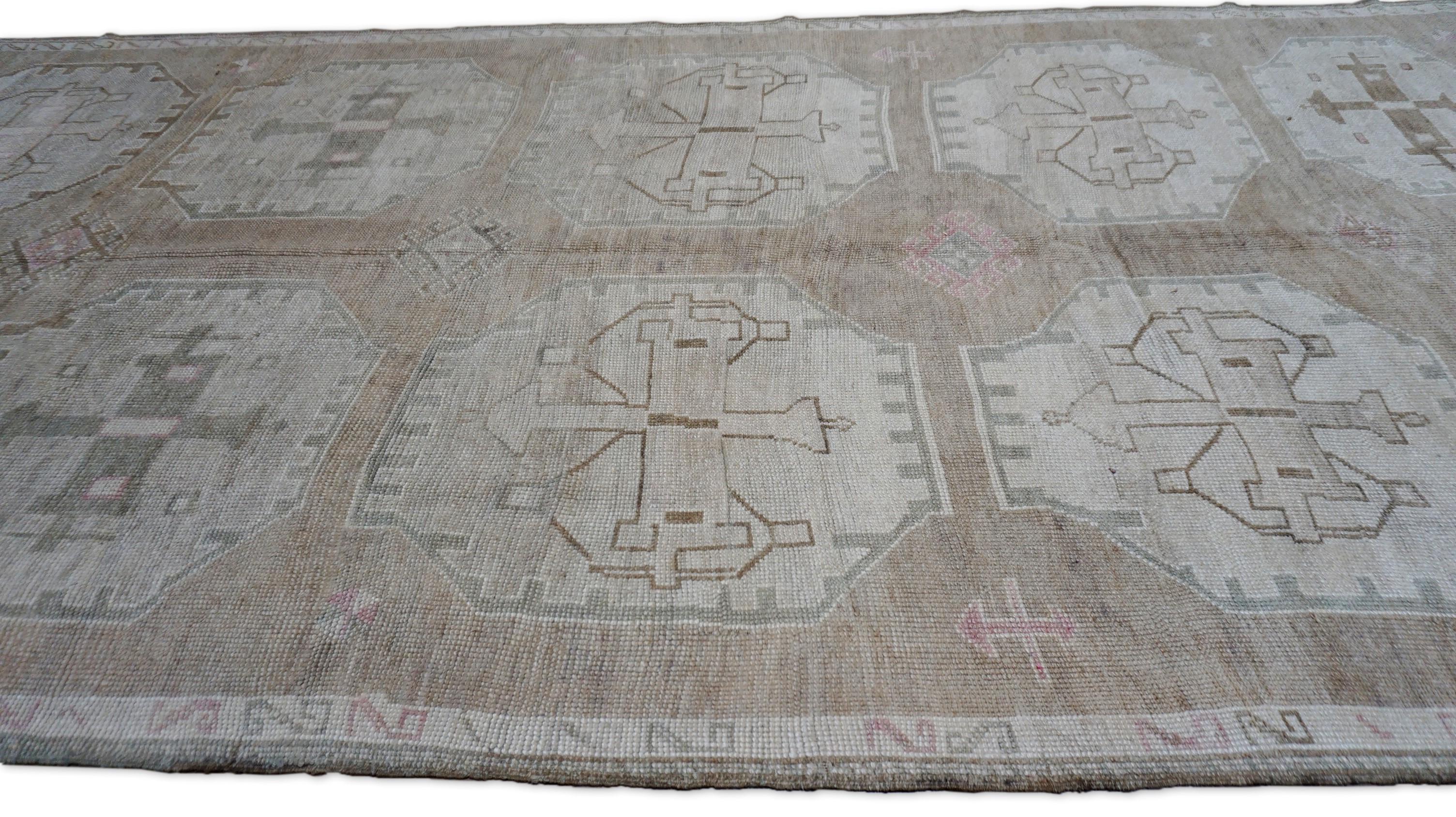 Anatolischer brauner Neutral-Wollteppich 6'x13'5'' (Handgeknüpft) im Angebot