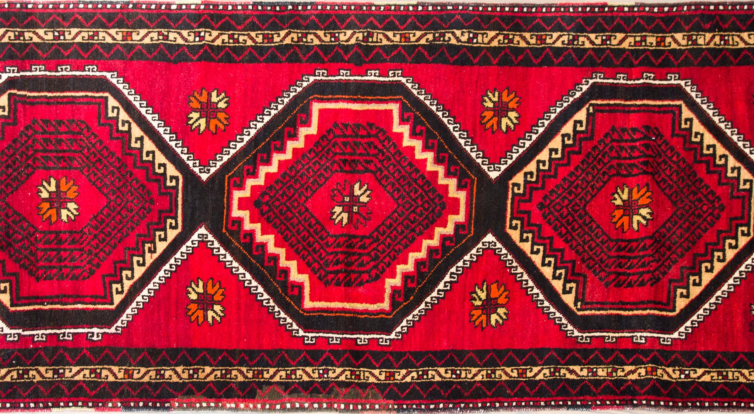 Vintage Anatolian Turkish Anatolian Runner In Good Condition For Sale In Chicago, IL
