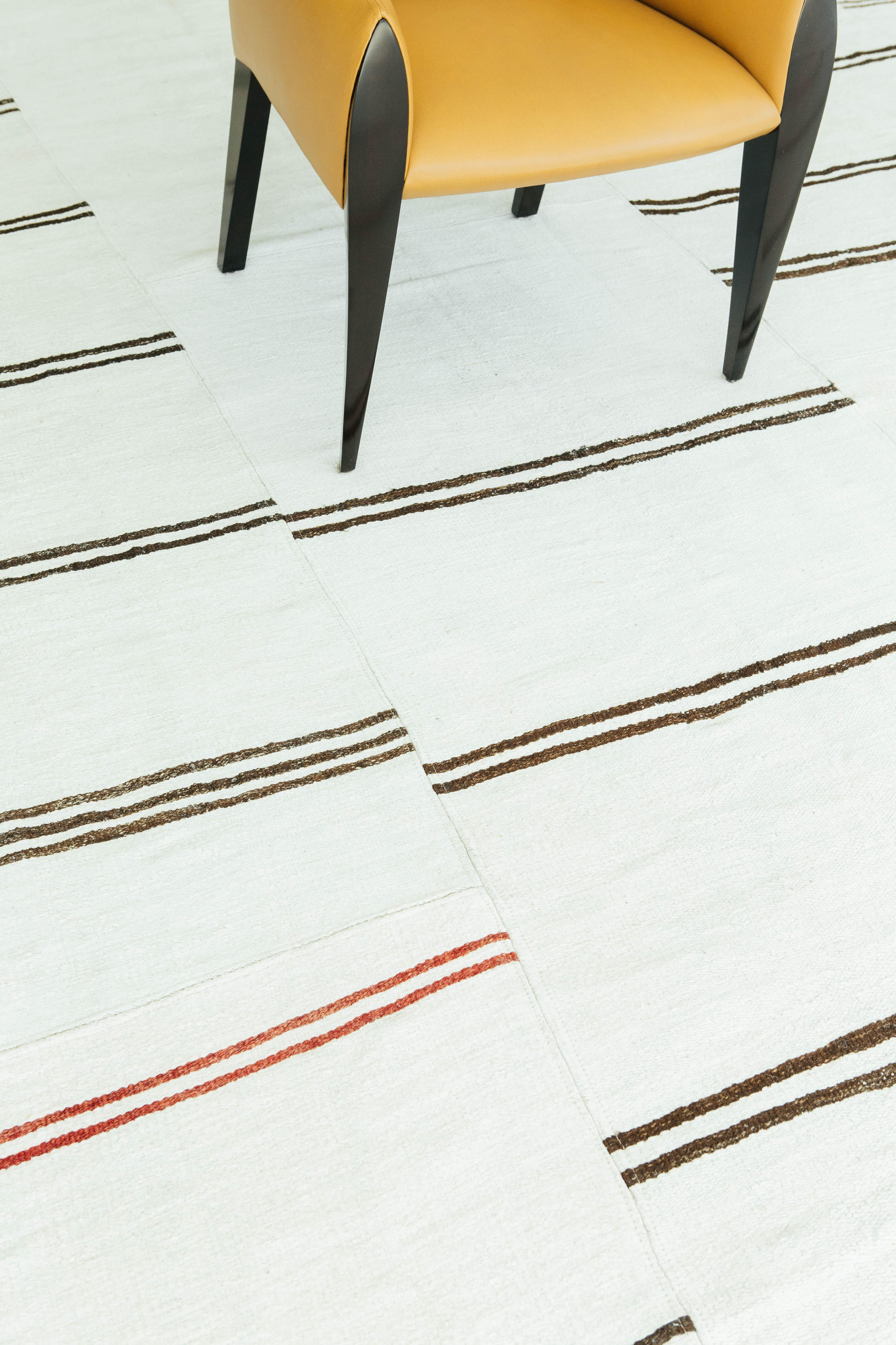 Der perfekte elfenbeinfarbene türkische Hanf-Kilim mit abwechselnden und abstrakten braunen und rostfarbenen Linien. Dieses Stück ist aus Hanf gefertigt, der eine sehr interessante Textur erzeugt, die sowohl langlebig als auch einfach zu gestalten