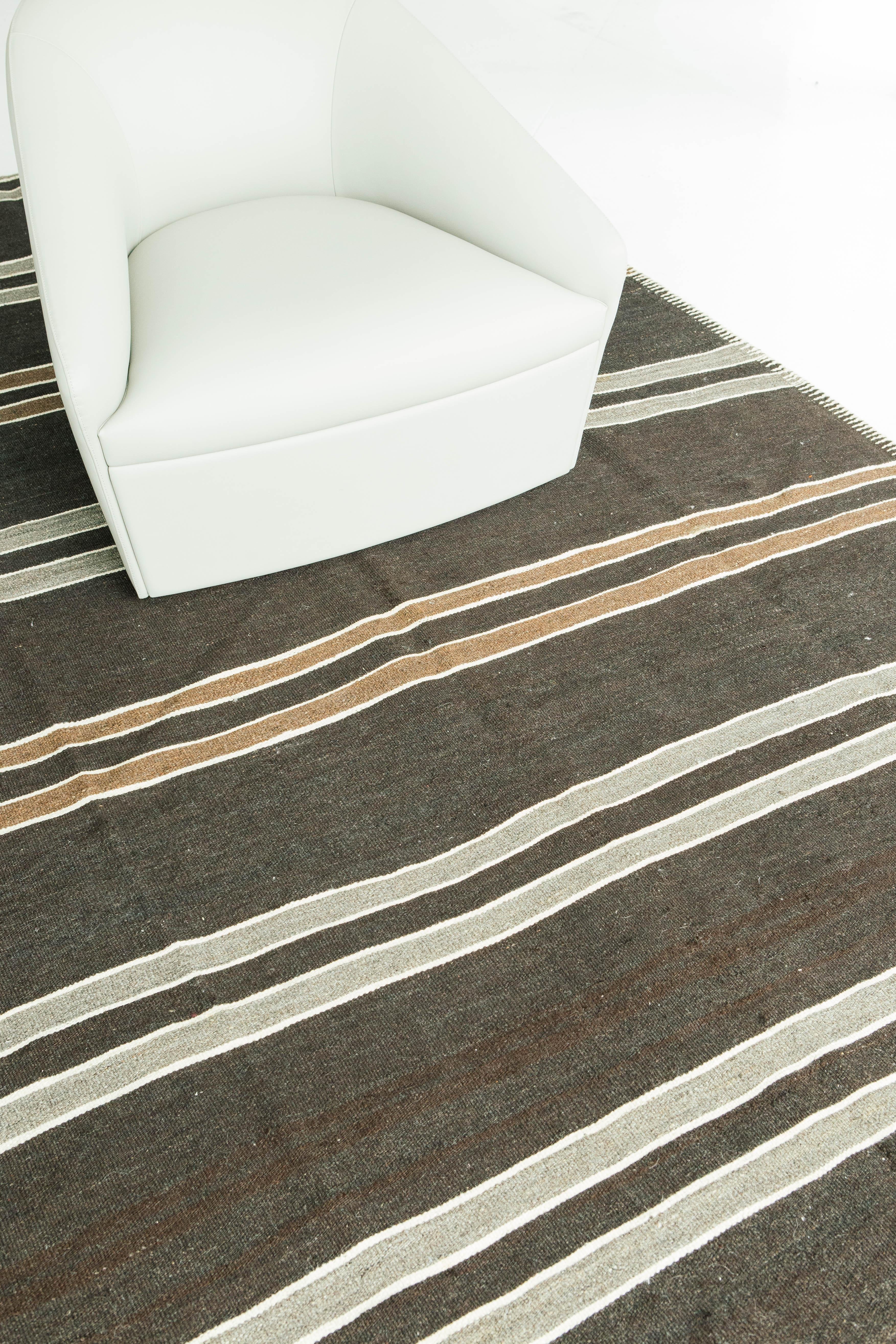 Kilim turc anatolien vintage à tissage plat, de couleur marron chocolat avec des rayures taupe, orange tigre et ivoire. Cette pièce ancienne en laine tisse des teintures et des couleurs, des motifs, des textures et des techniques qui sont populaires