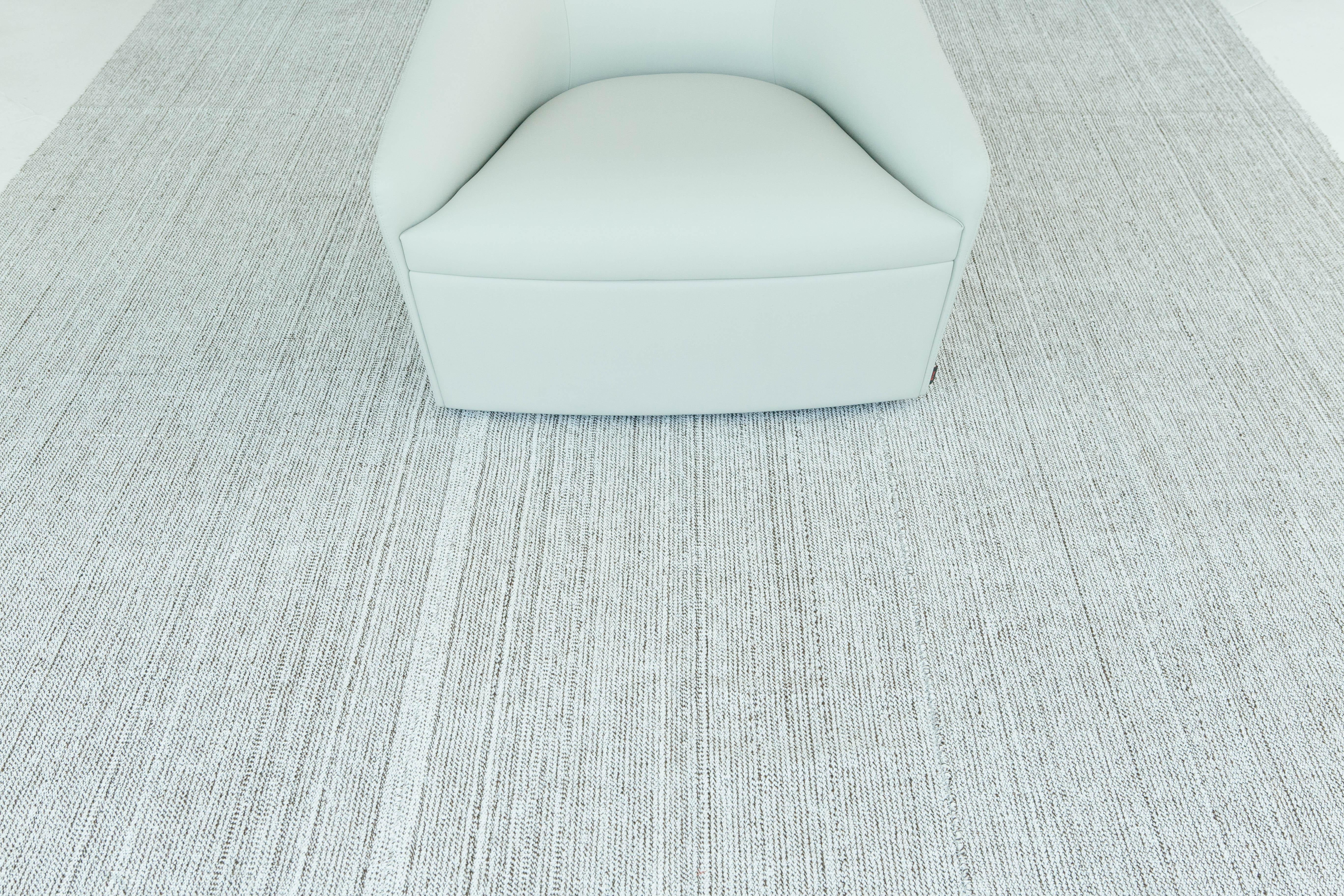 Ein perfektes altes anatolisches türkisches Flachgewebe in braunen und weißen natürlichen Wollfarben. Das organisch anmutende Design dieses Teppichs sorgt für eine mühelose und schicke Ausstrahlung und bringt mit seiner interessanten Textur