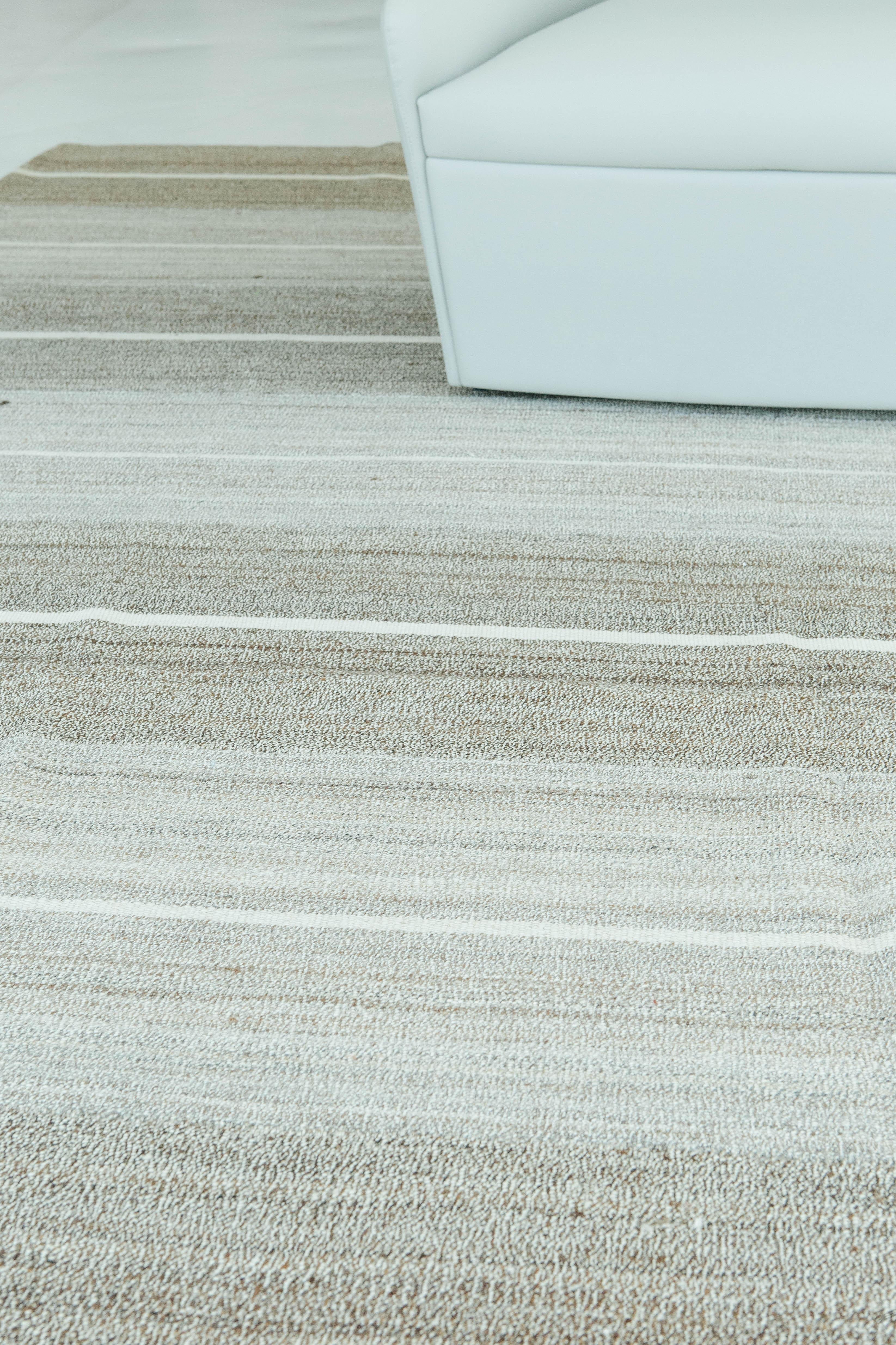 Das perfekte anatolische türkische Vintage-Flachgewebe in einem sanften Taupe und den perfekten weißen Farben. Das Streifendesign des Teppichs schafft eine mühelose und schicke Atmosphäre. Die interessante Textur und das Muster dieses Flachgewebes
