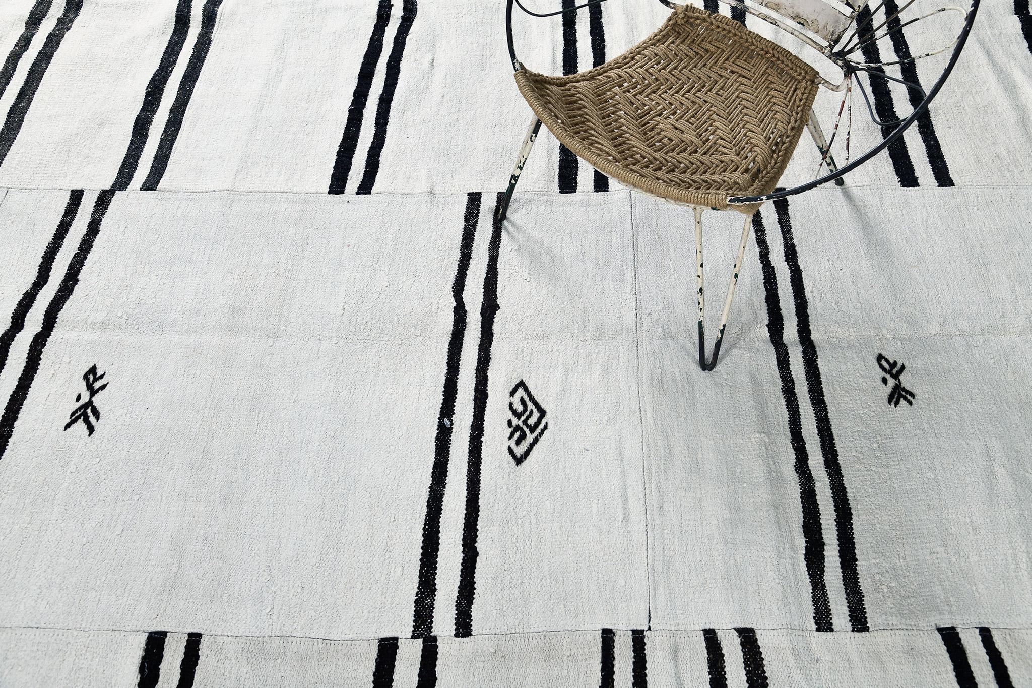 Milieu du XXe siècle Vieux kilim turc d'Anatolie à tissage plat en vente