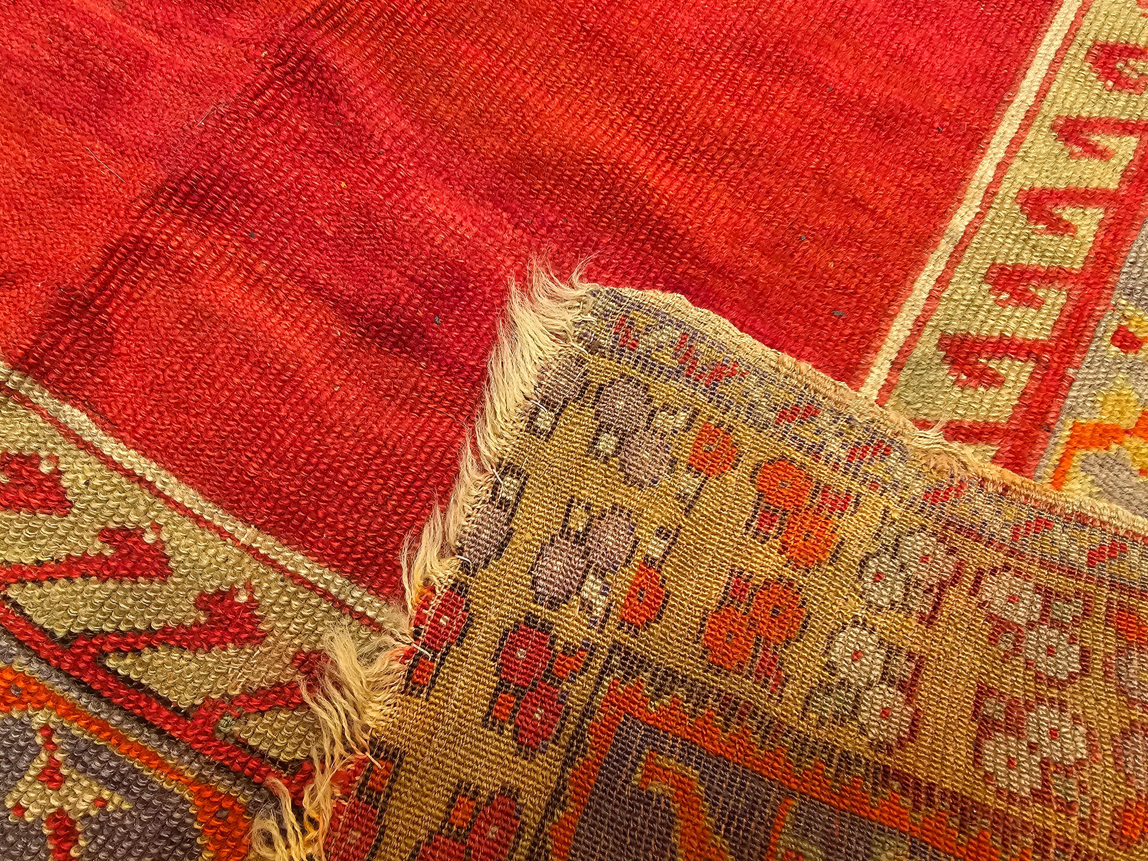 Vintage Anatolian Turkish Area Rug in Prayer Pattern in Rot, Chartreuse im Angebot 3