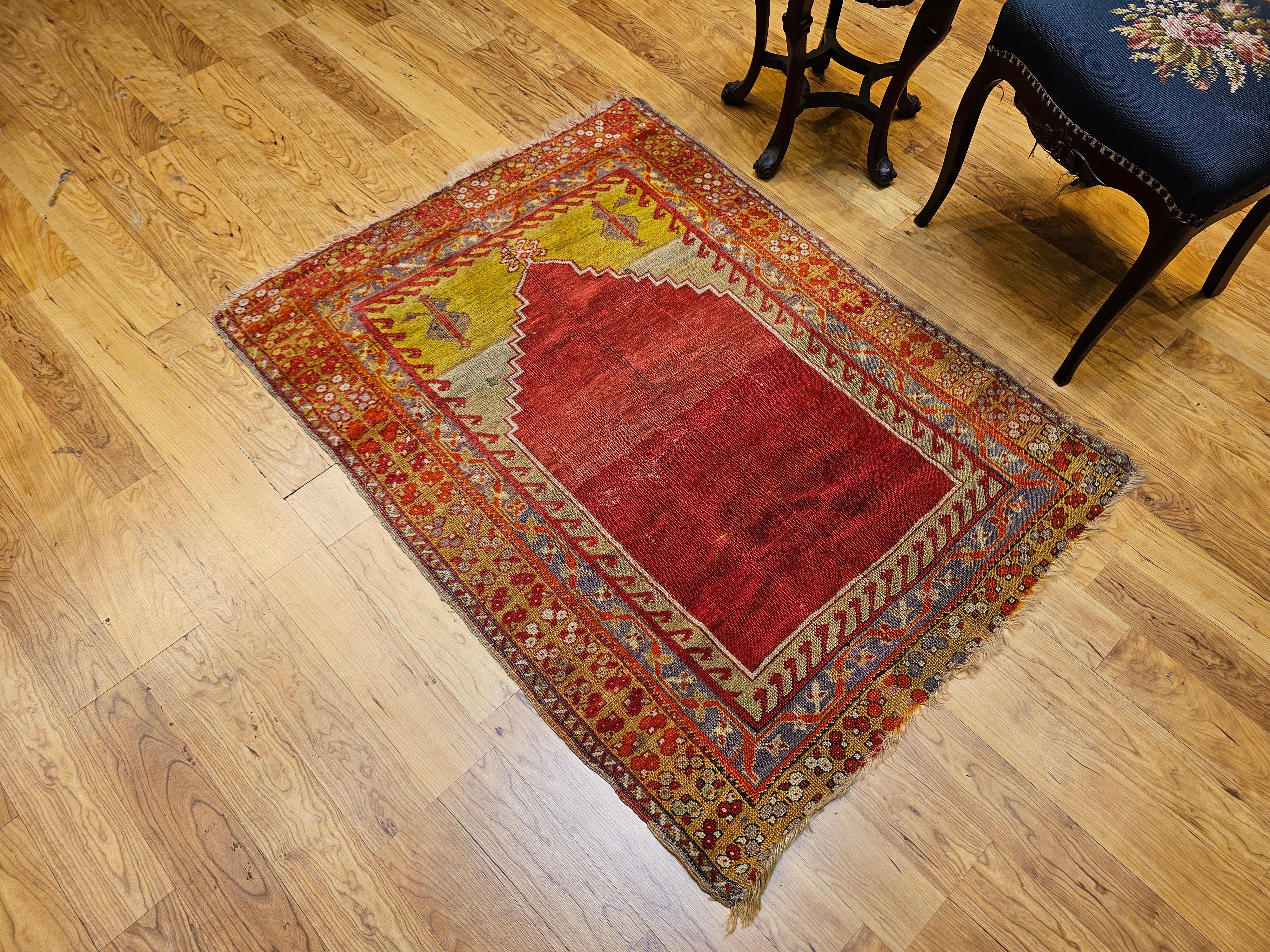 Vintage Anatolian Turkish Area Rug in Prayer Pattern in Rot, Chartreuse im Angebot 4