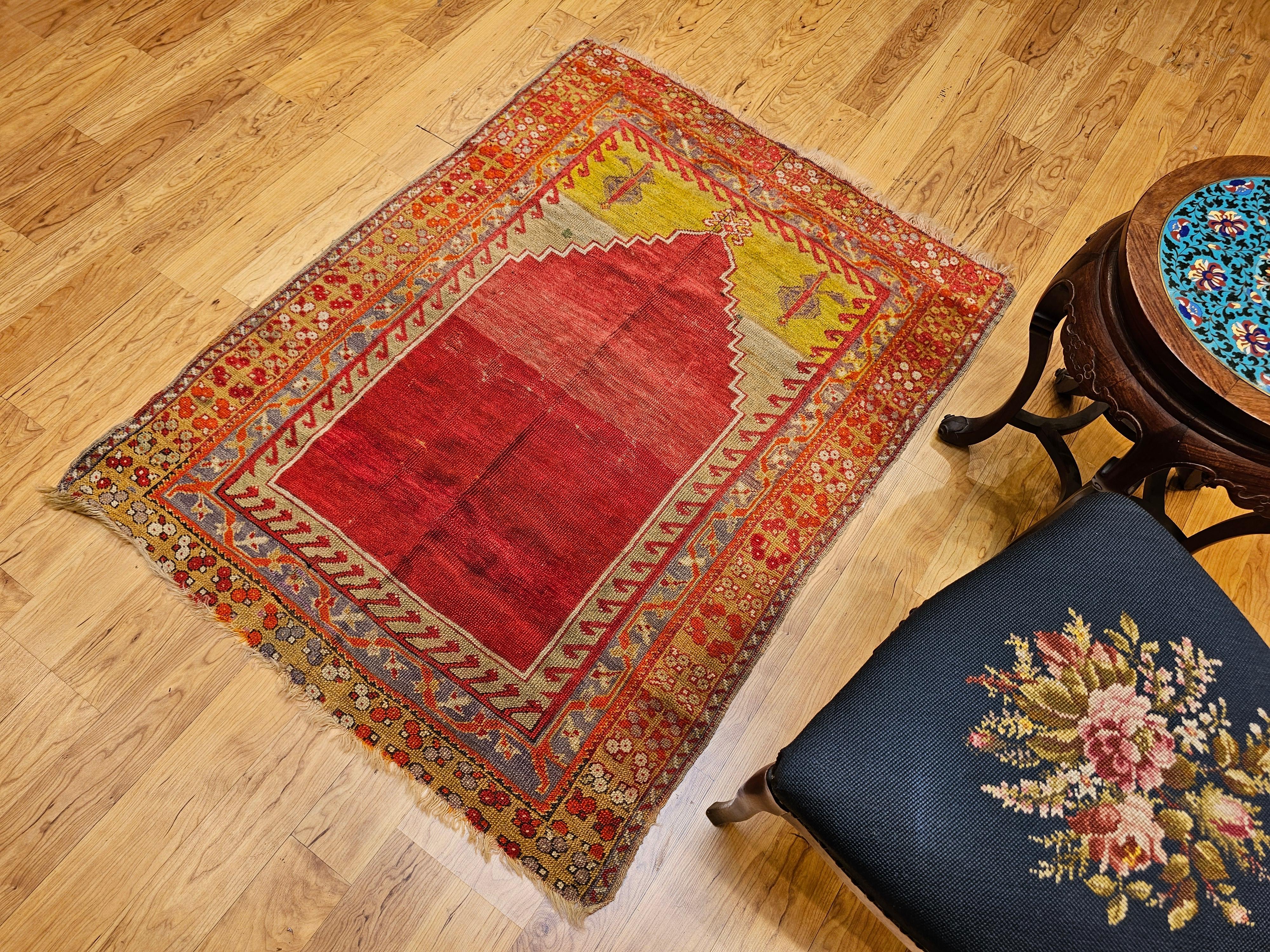 Vintage Anatolian Turkish Area Rug in Prayer Pattern in Rot, Chartreuse im Angebot 6