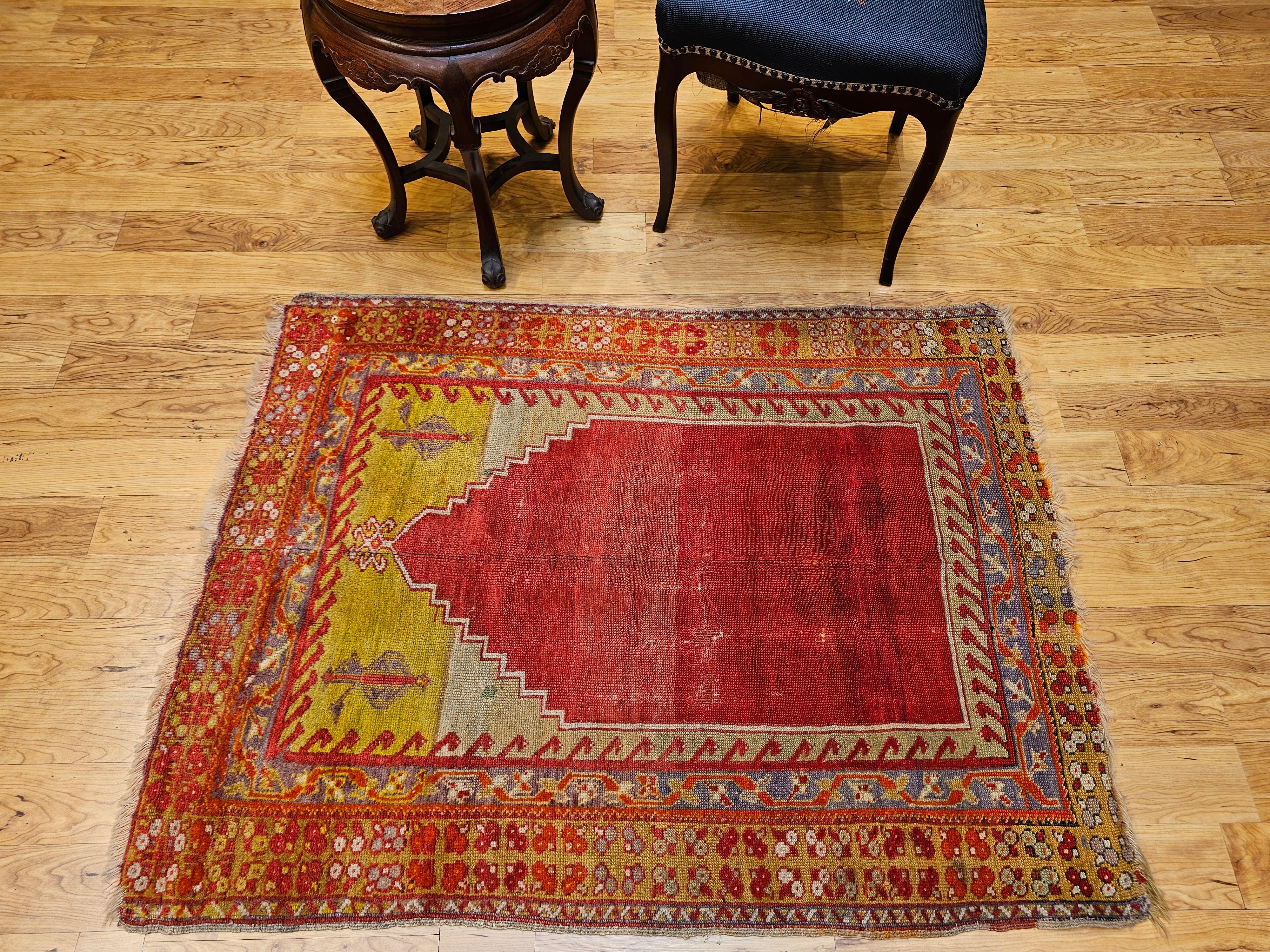 Vintage Anatolian Turkish Area Rug in Prayer Pattern in Rot, Chartreuse im Angebot 7