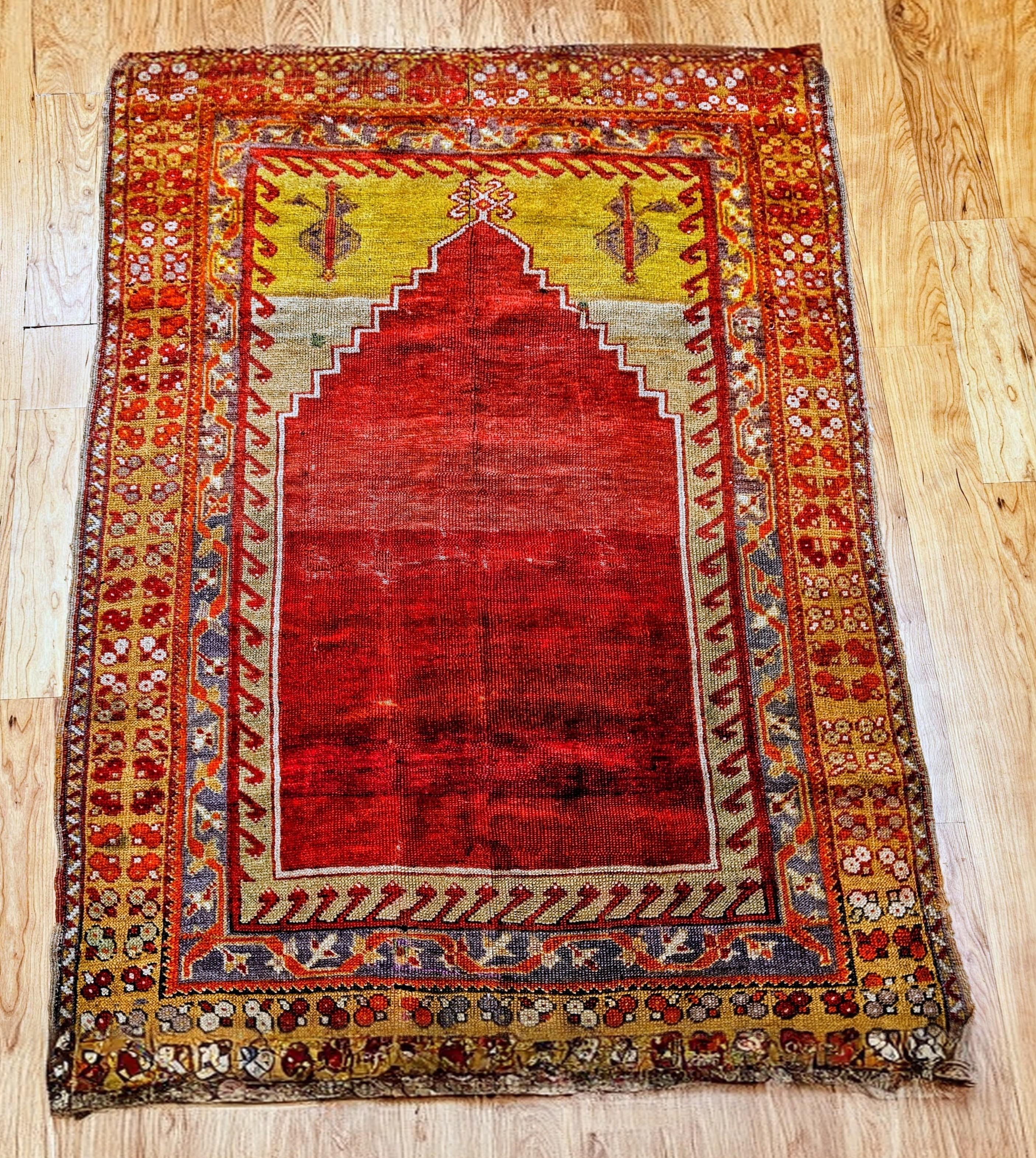 Entdecken Sie die tiefe spirituelle und künstlerische Schönheit dieses außergewöhnlichen anatolisch-türkischen Vintage-Gebetsteppichs. Dieser handgeknüpfte Teppich ist ein Zeugnis der zeitlosen Tradition des Gebetsteppichwebens, bei der jedes