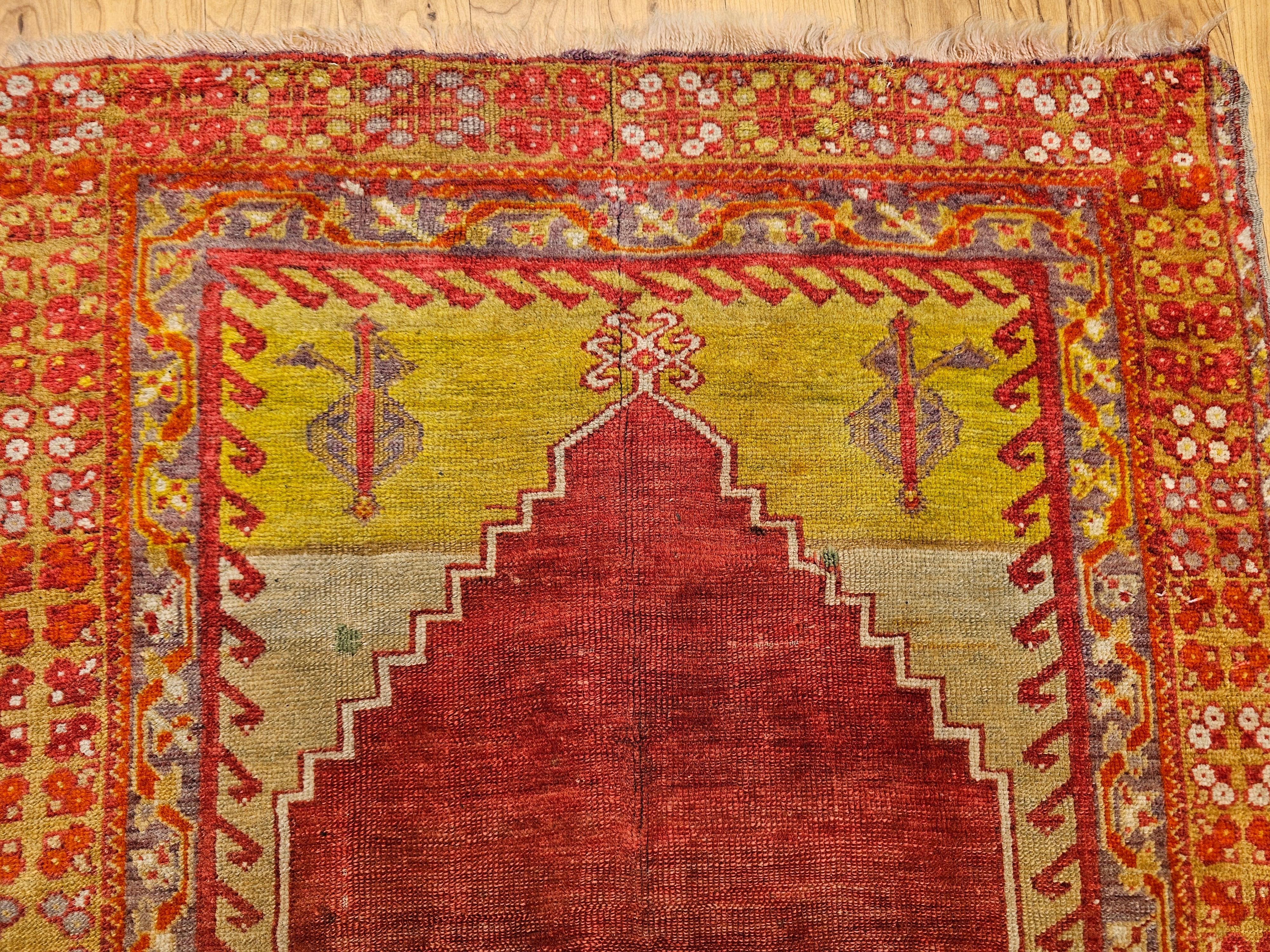 Vintage Anatolian Turkish Area Rug in Prayer Pattern in Rot, Chartreuse (Türkisch) im Angebot