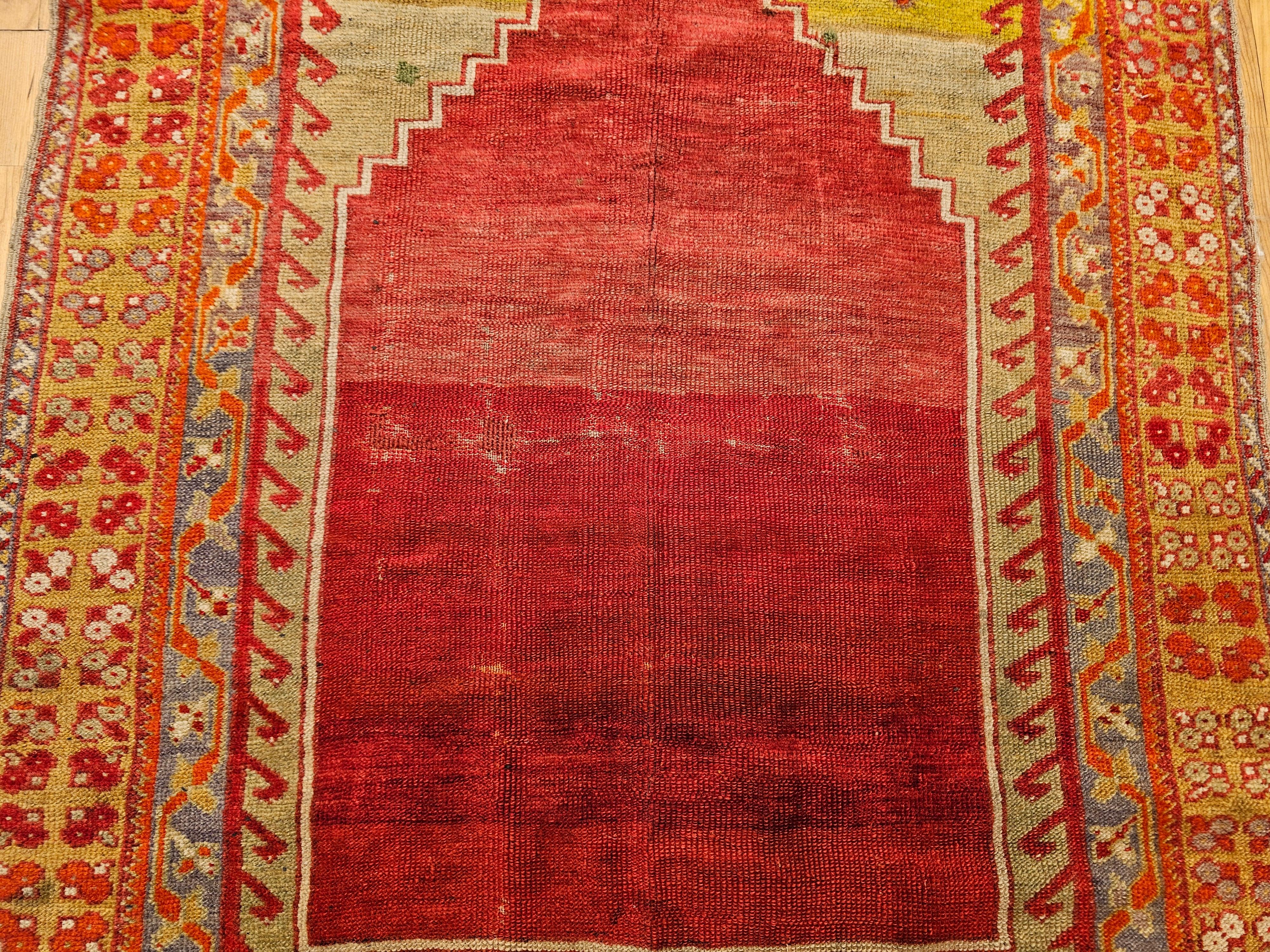 Vintage Anatolian Turkish Area Rug in Prayer Pattern in Rot, Chartreuse (Pflanzlich gefärbt) im Angebot