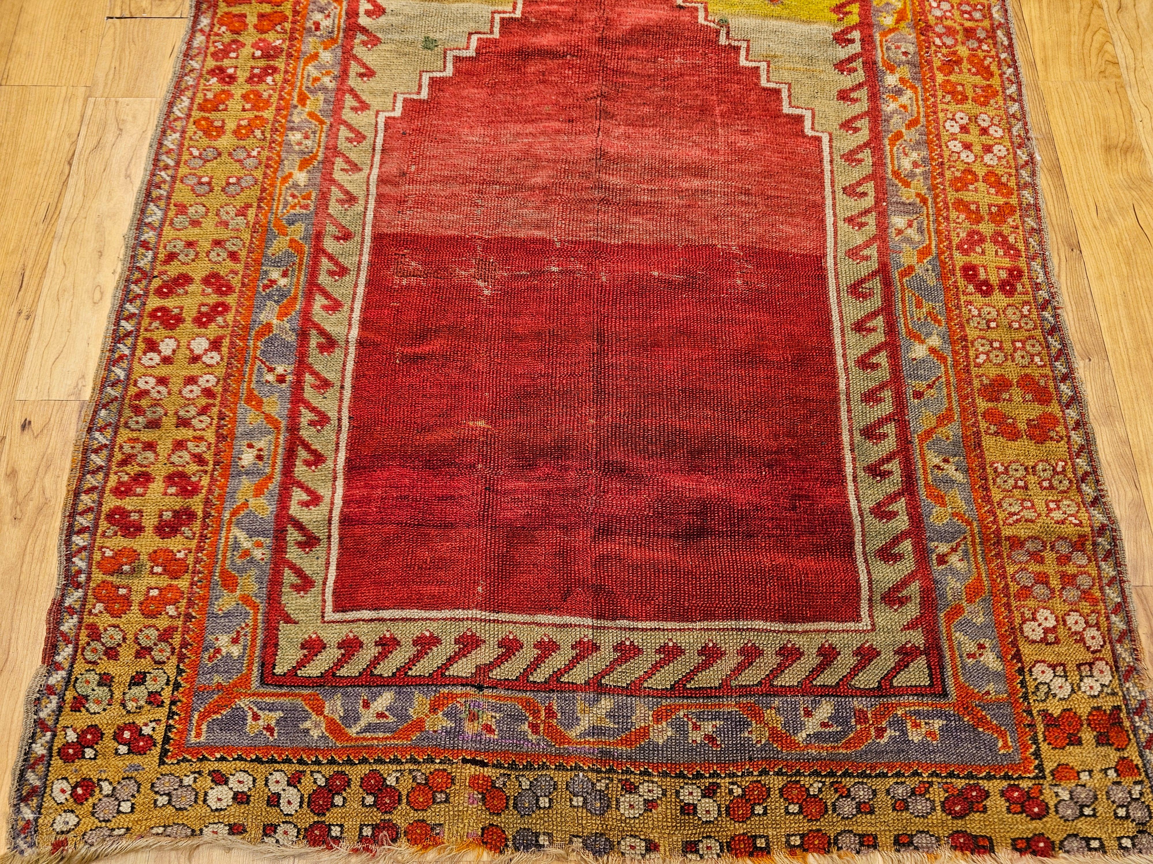Vintage Anatolian Turkish Area Rug in Prayer Pattern in Rot, Chartreuse im Zustand „Gut“ im Angebot in Barrington, IL