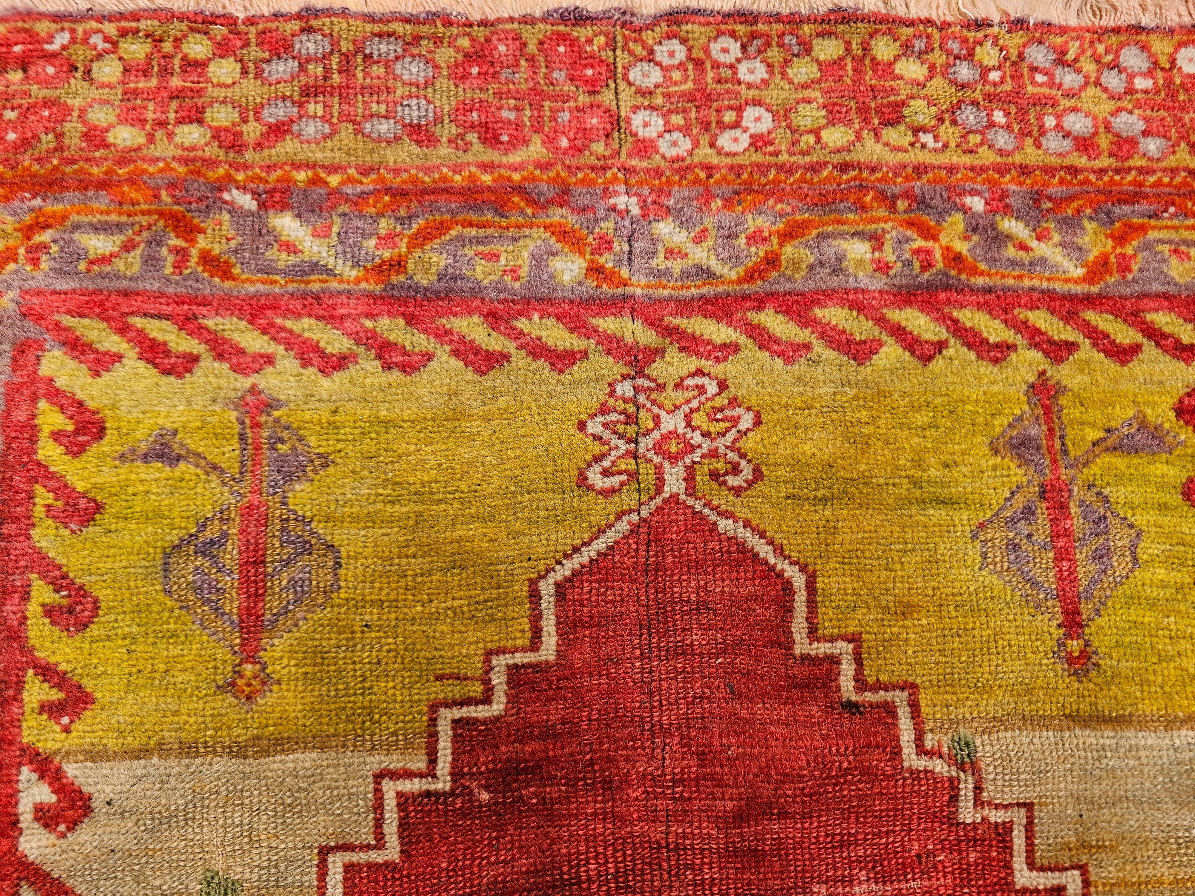 Vintage Anatolian Turkish Area Rug in Prayer Pattern in Rot, Chartreuse (19. Jahrhundert) im Angebot