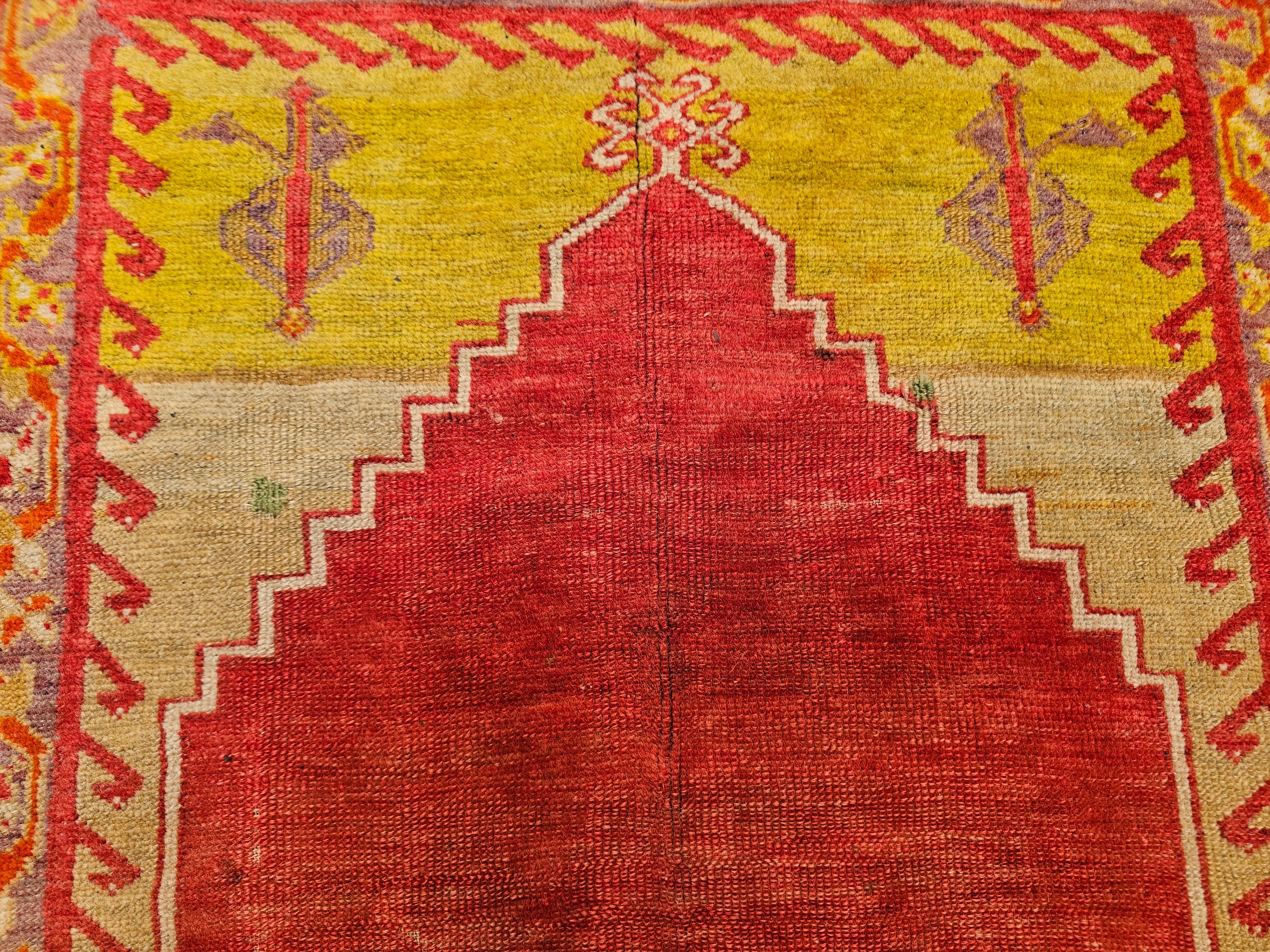Vintage Anatolian Turkish Area Rug in Prayer Pattern in Rot, Chartreuse (Wolle) im Angebot