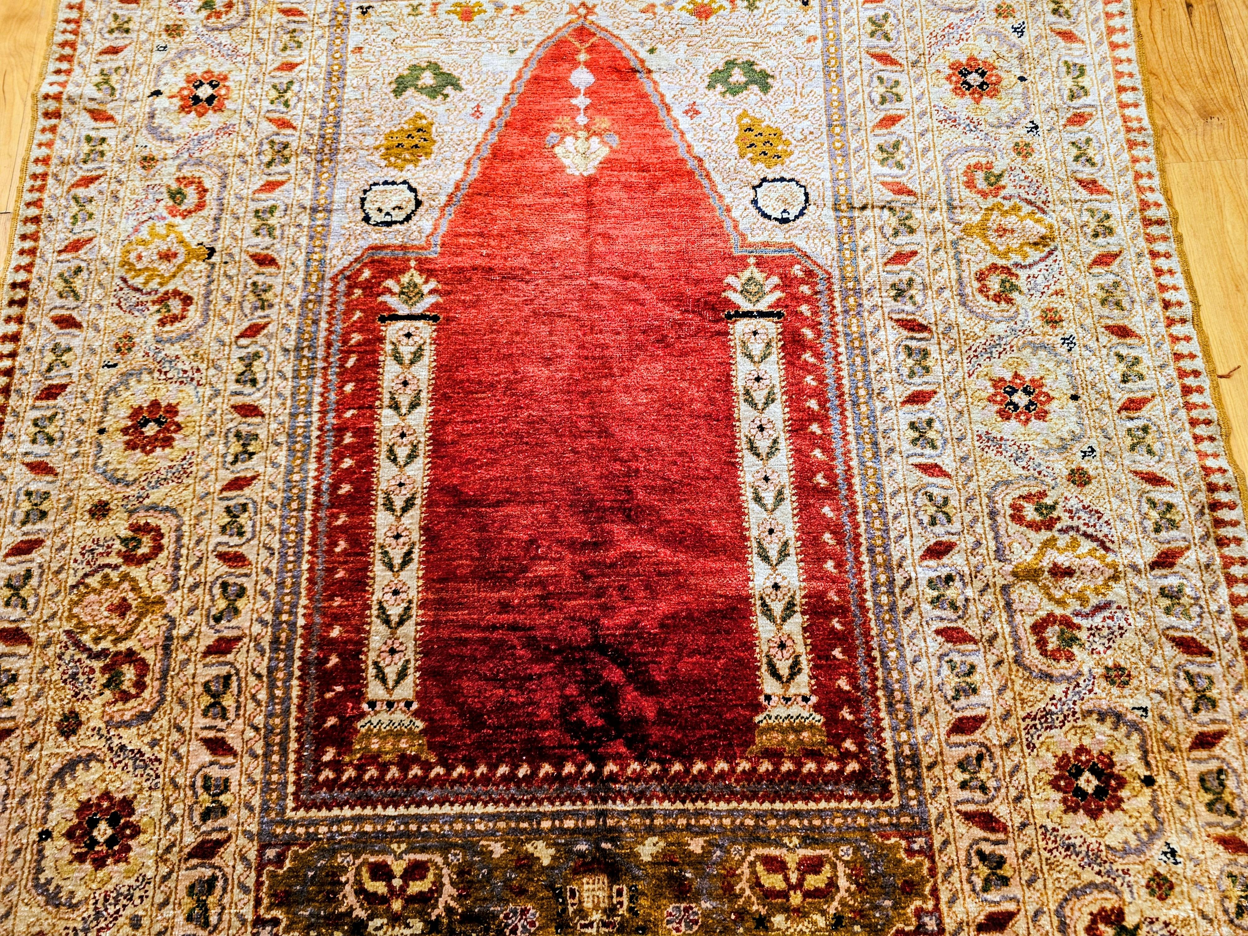 Vintage Anatolian Turkish Silk Area Rug in Prayer Pattern in Rot, Grün (Pflanzlich gefärbt) im Angebot