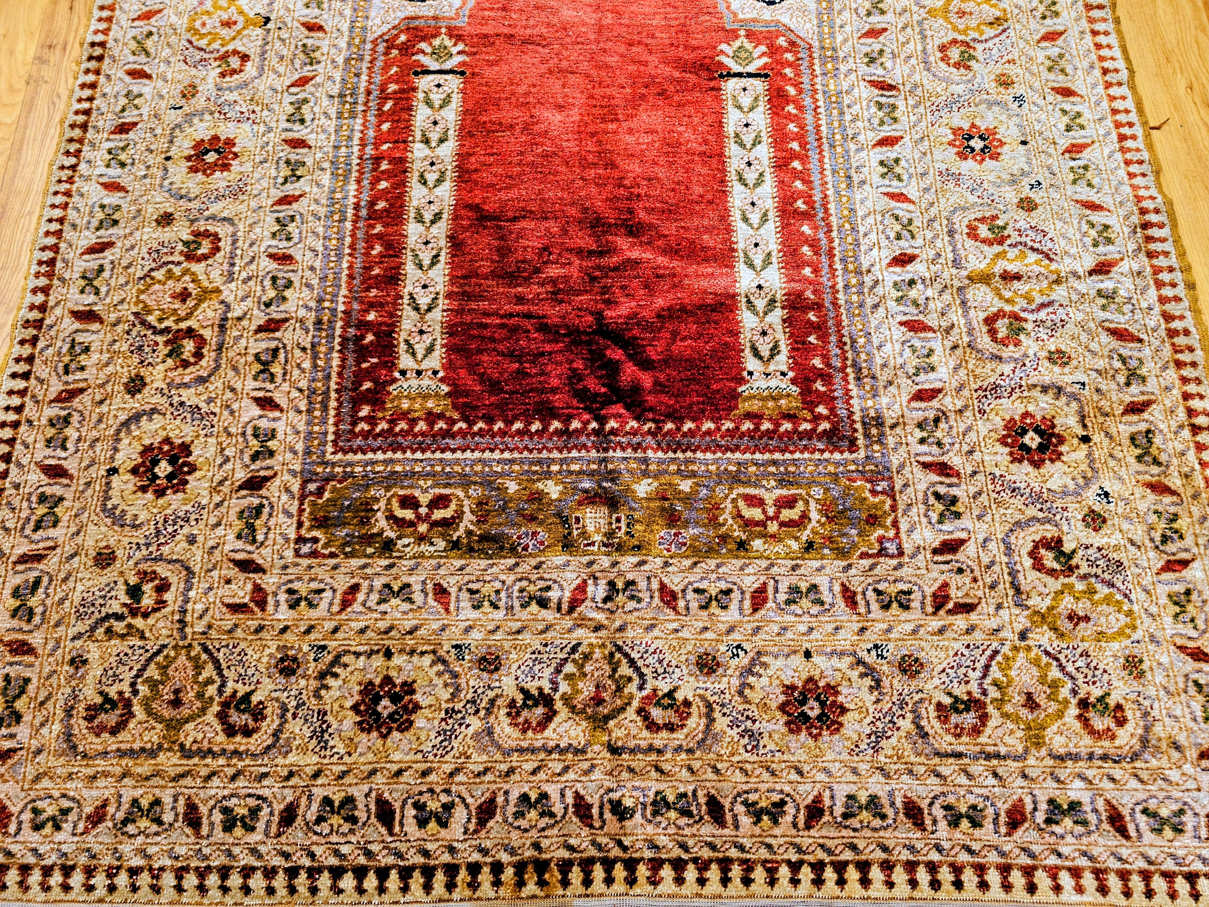 Vintage Anatolian Turkish Silk Area Rug in Prayer Pattern in Rot, Grün im Zustand „Gut“ im Angebot in Barrington, IL