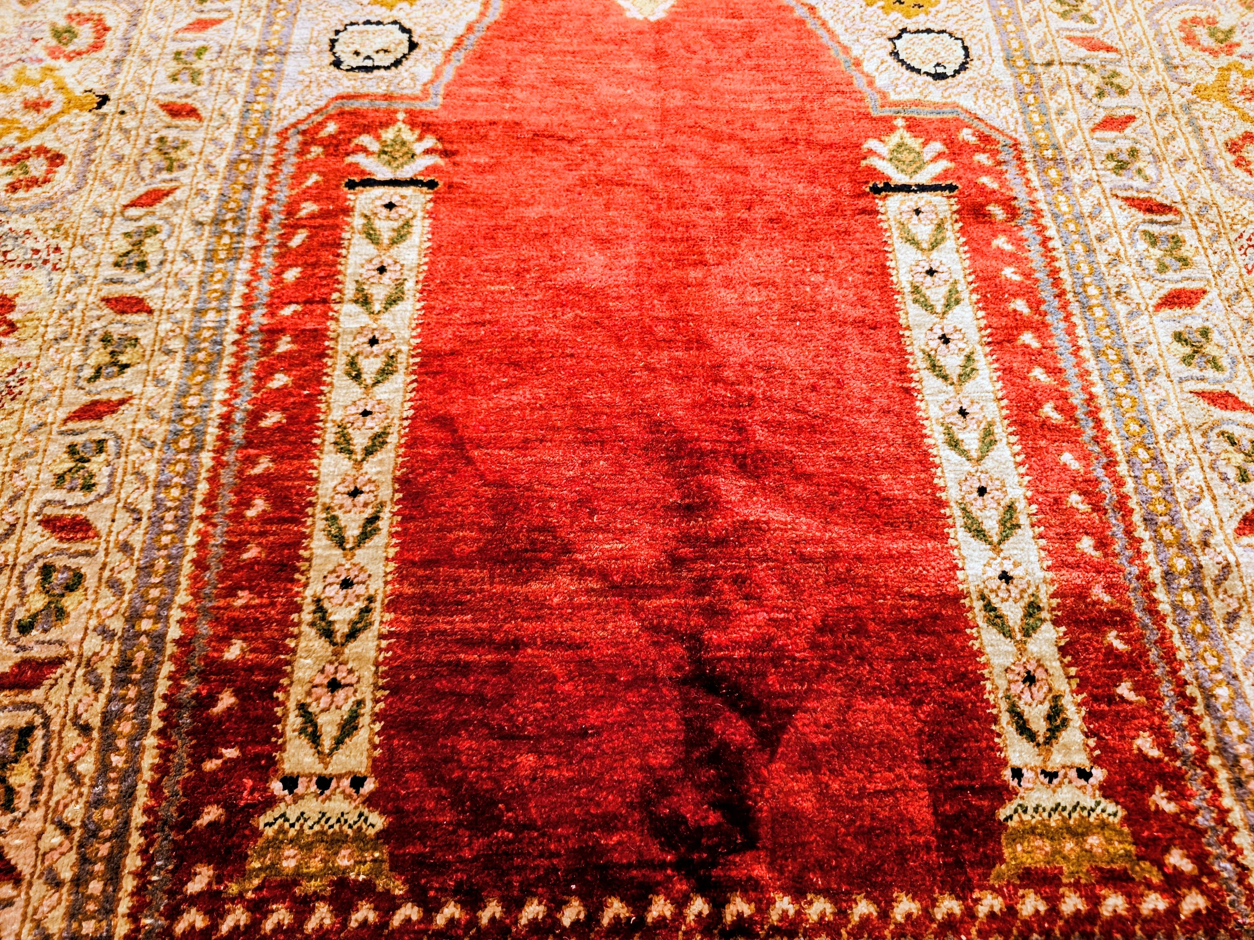 Vintage Anatolian Turkish Silk Area Rug in Prayer Pattern in Rot, Grün im Angebot 1