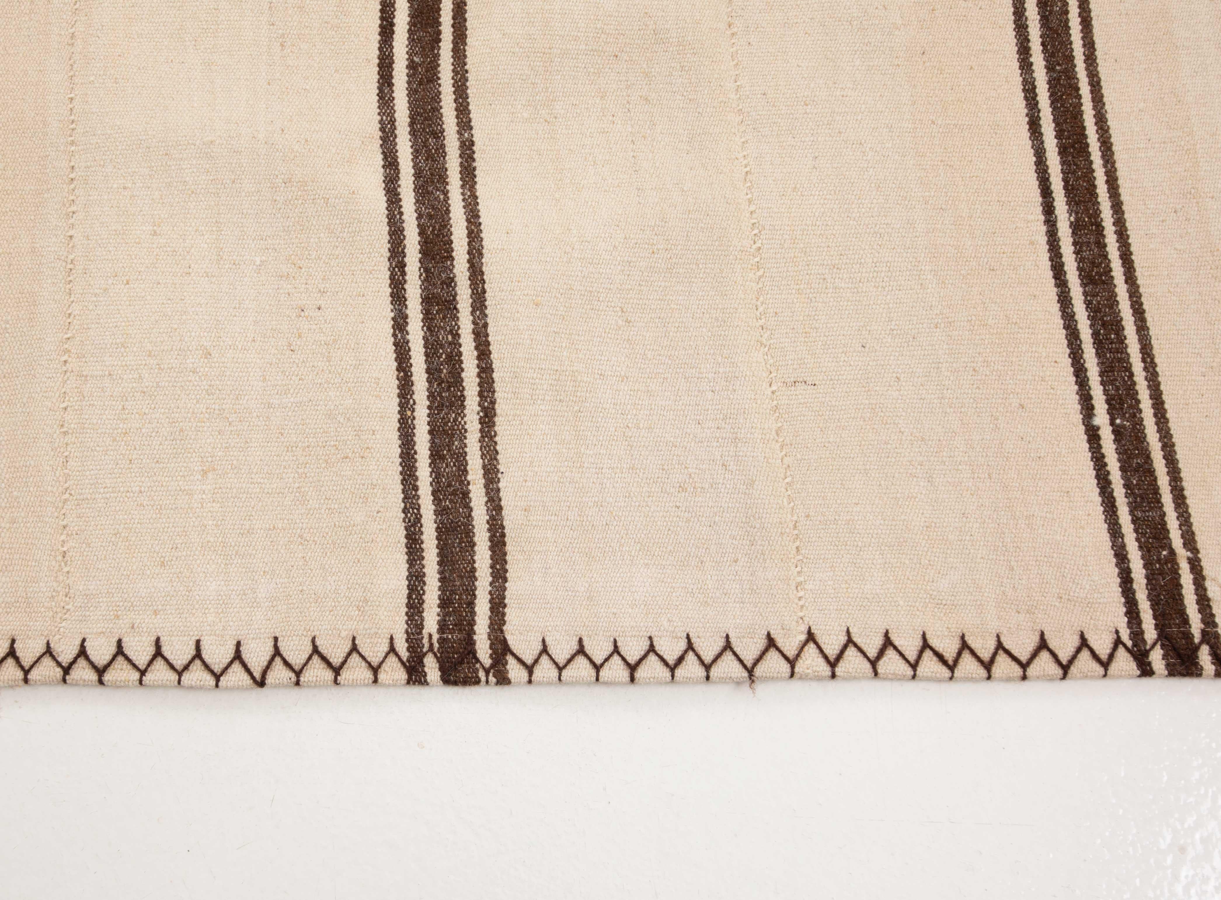Vintage Anatolian Wool Kilim, 1960s In Good Condition For Sale In Istanbul, TR