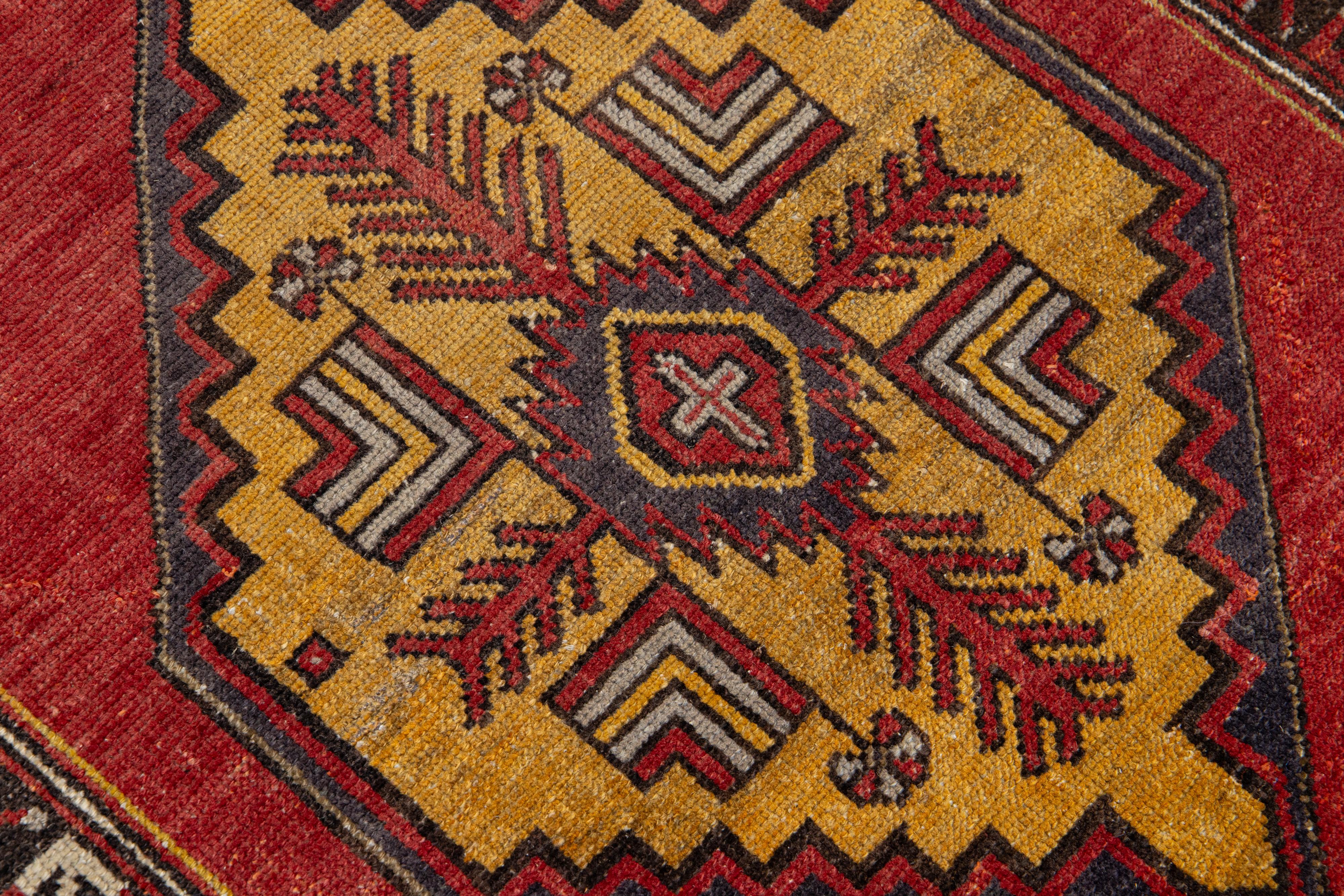 Anatolischer Vintage-Wollteppich mit geometrischem Motiv in mehrfarbigem Muster (Mitte des 20. Jahrhunderts) im Angebot