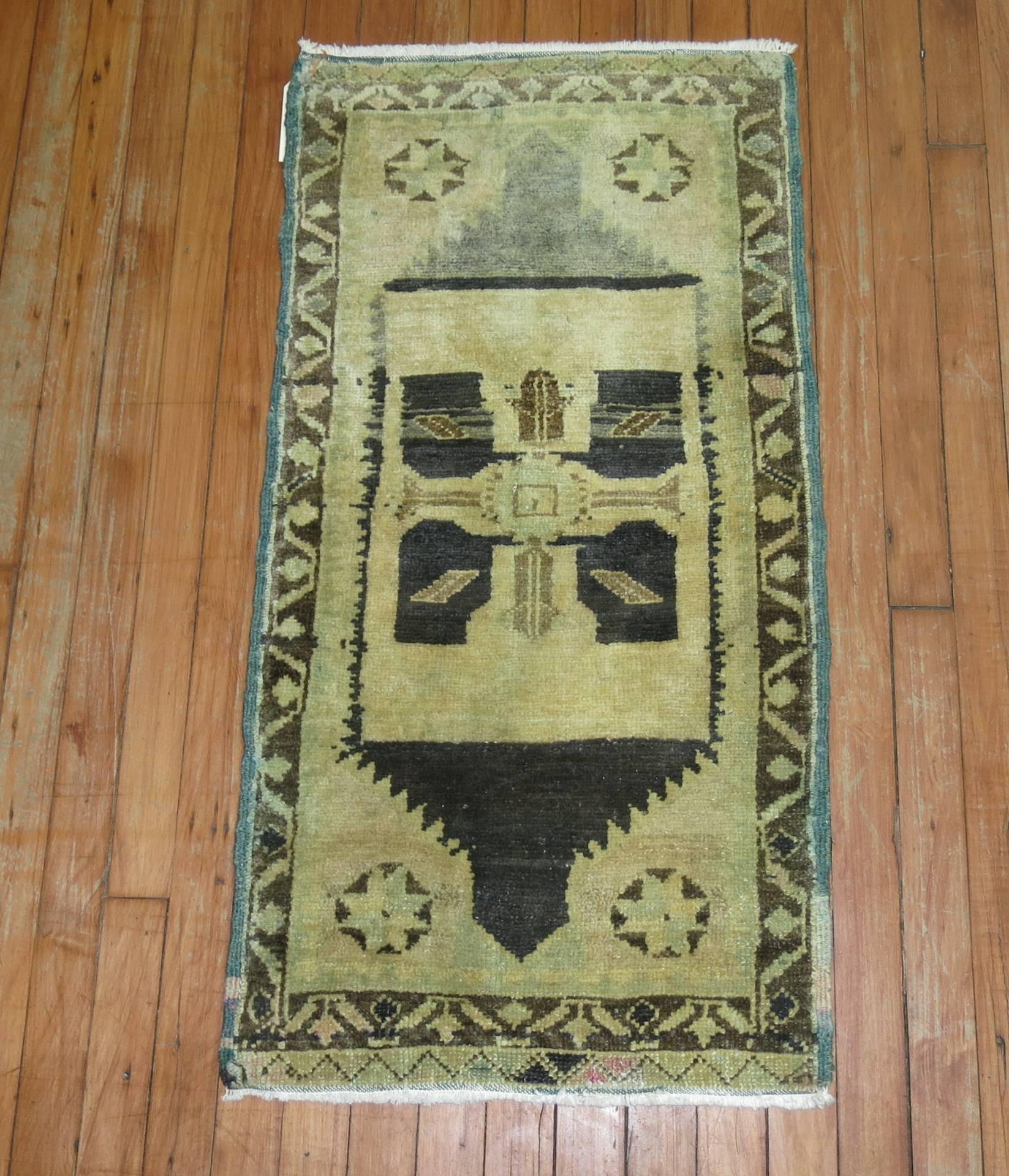 One of a kind vintage Turkish Anatolian rug. Beige Field accents in charcoal brown and green.

1'9'' x 3'4''