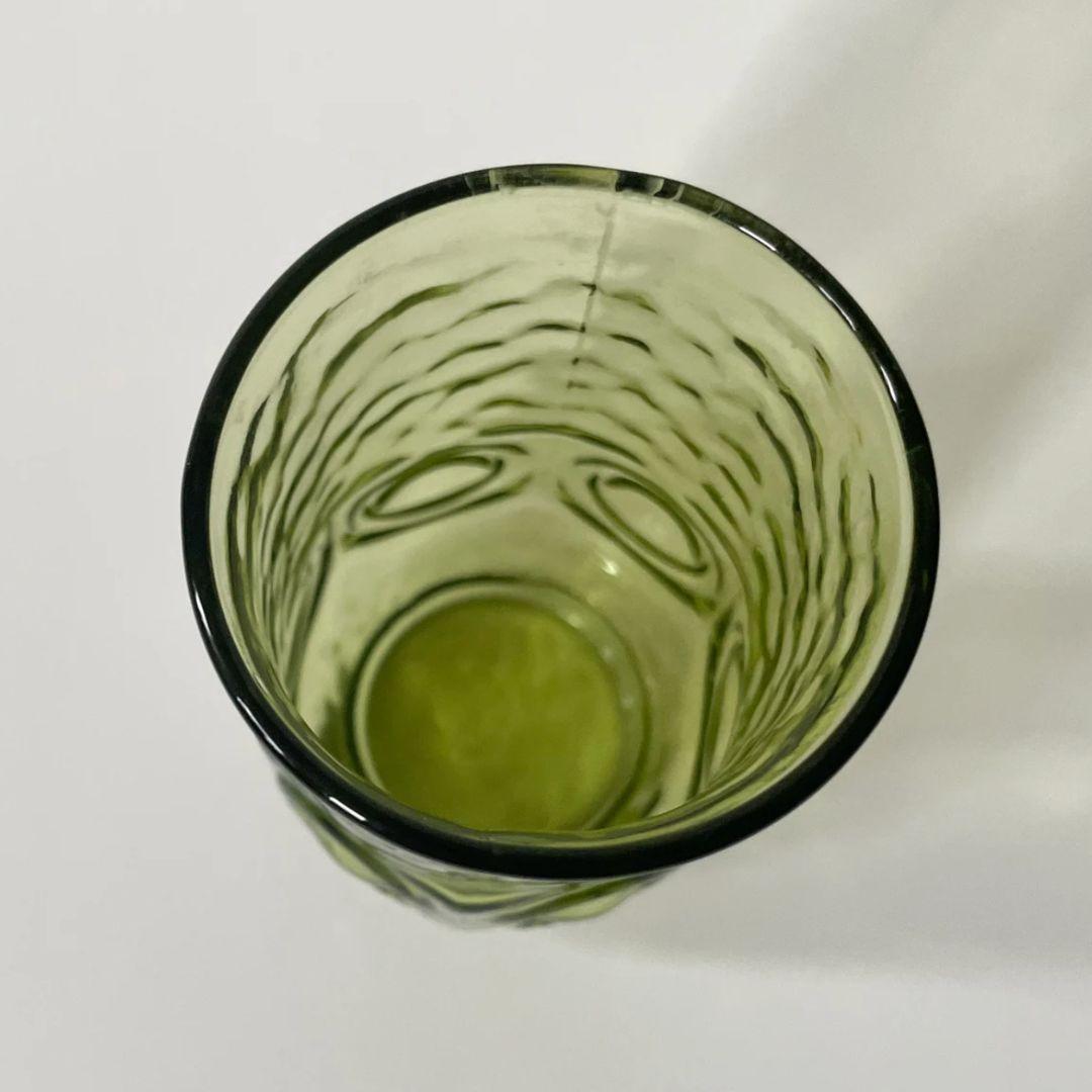 Eleva tu colección de utensilios de bar con este impresionante juego de cuatro vasos vintage Anchor Hocking Heritage Hill en un vibrante verde aguacate. Estos vasos presentan un diseño clásico y texturizado con un encantador atractivo de mediados de