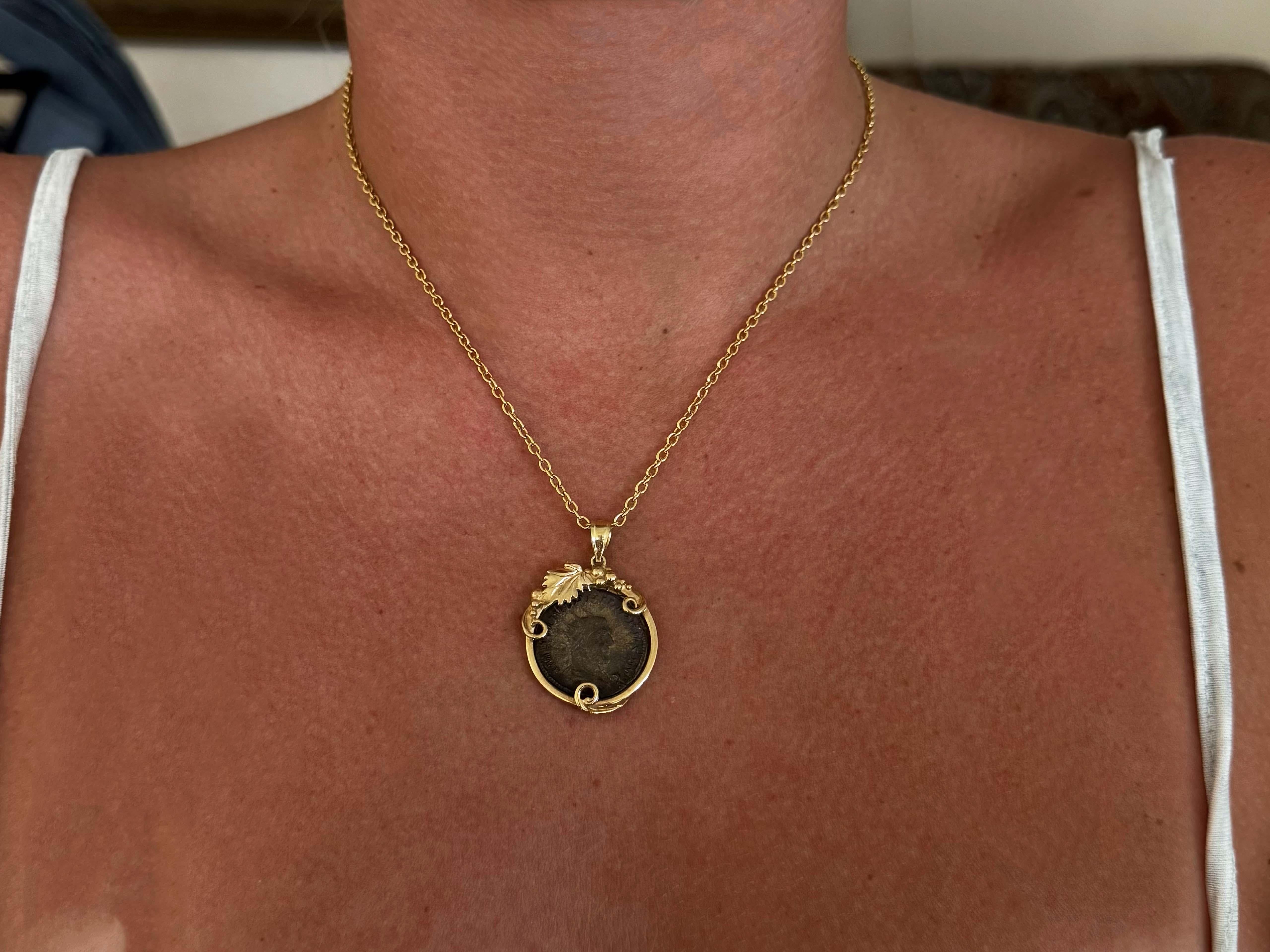 Vintage Ancient Coin Gold Grape Vine Bezel Cable Link Chain 14k Yellow Gold

Ce collier pendentif unique présente une pièce de monnaie romaine antique comme pièce maîtresse, enchâssée dans une monture en or 14 carats ornée de feuilles de vigne,