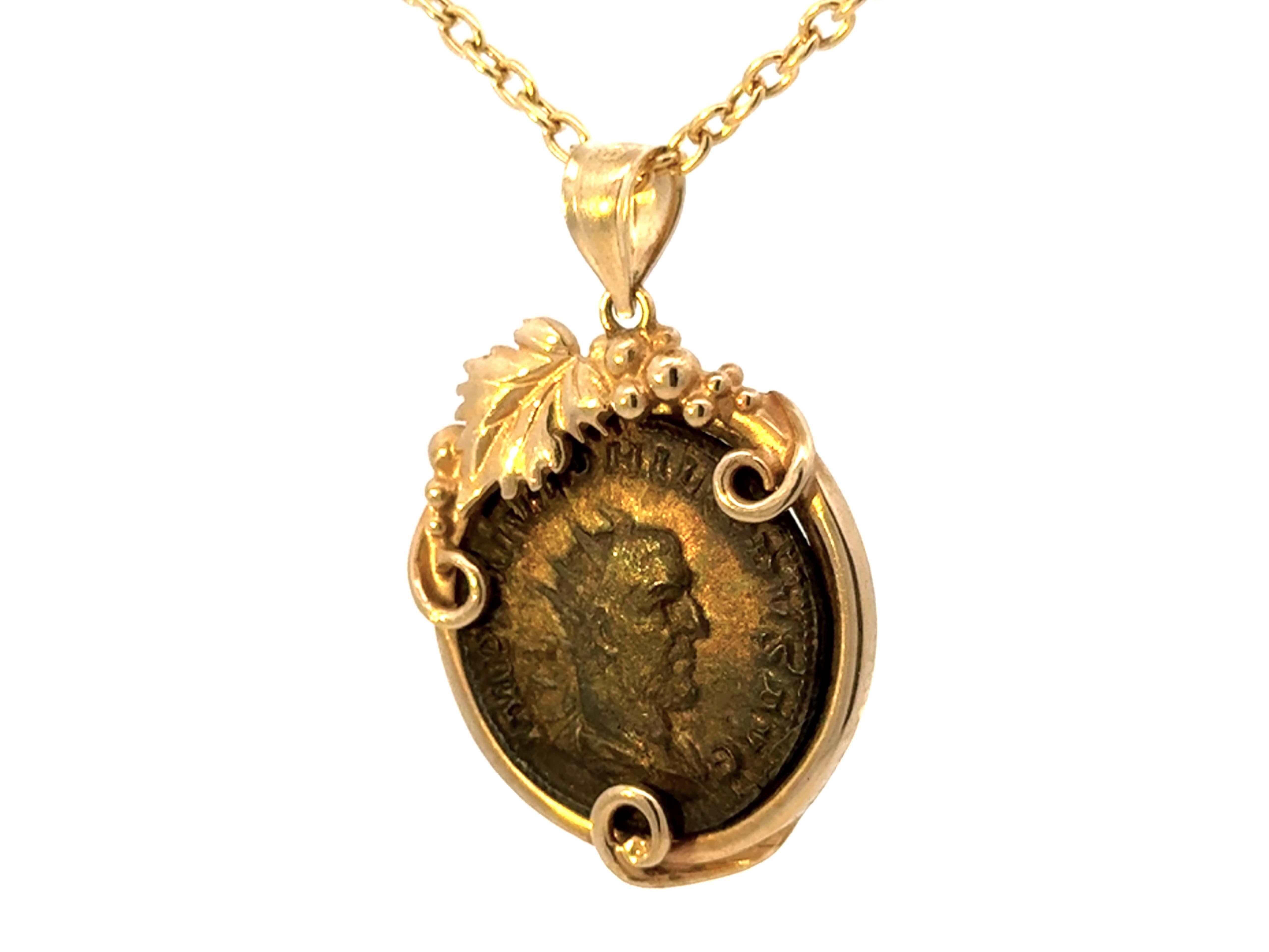 Romain classique Montre Vine Vieille pièce romaine ancienne en or jaune 14 carats en vente